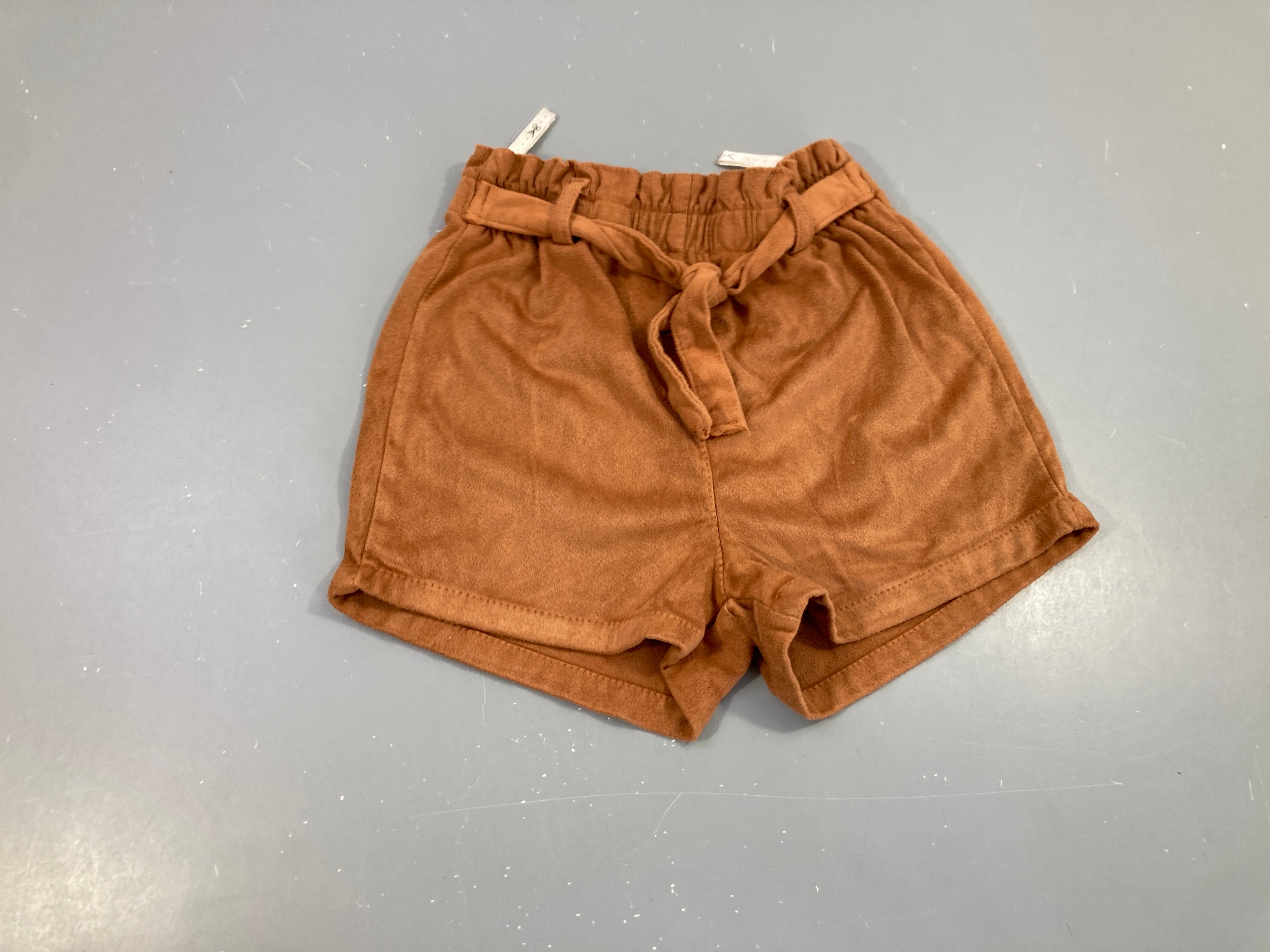 Short peau de pêche brun