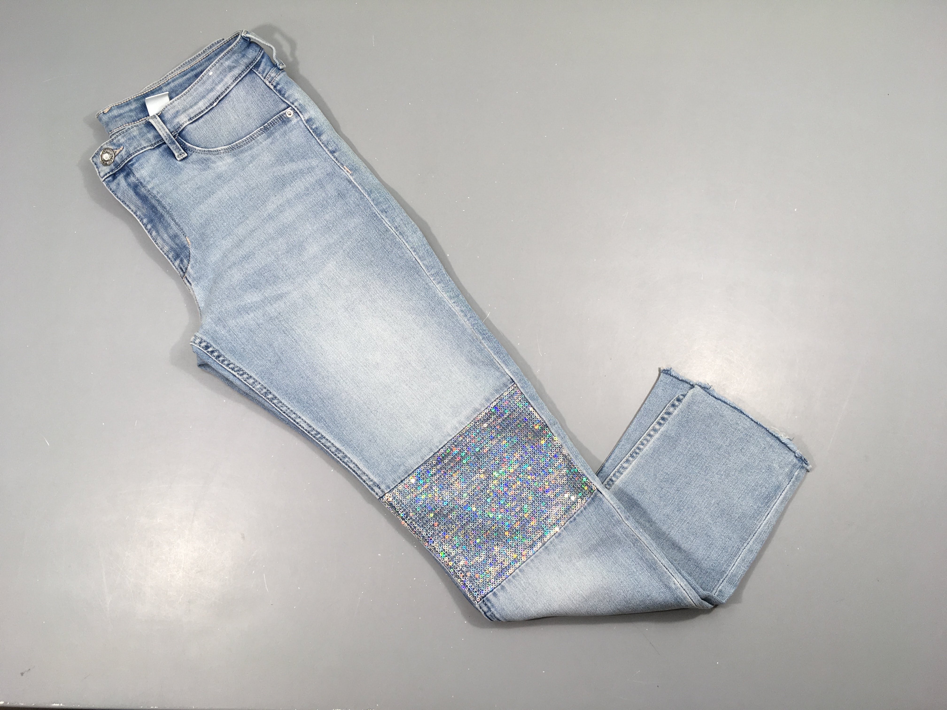 Jeans clair sequins effet effiloché bas