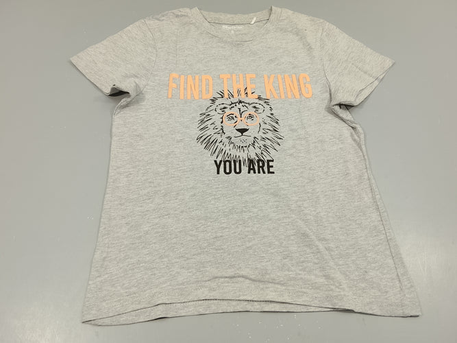 T-shirt m.c gris clair flammé, tête de lion à lunette "Fin the king", moins cher chez Petit Kiwi