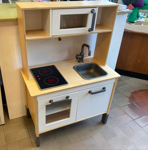 Cuisine en bois Ikea Duktig (Led pourles plaques ne fonctionnent plus), moins cher chez Petit Kiwi