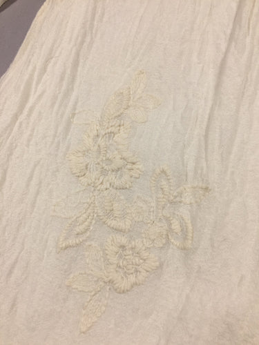 Robe ml blanche fleurs brodées, moins cher chez Petit Kiwi