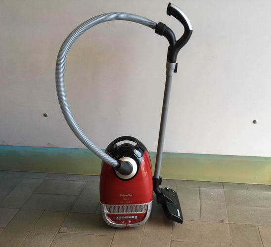 Jouet aspirateur Miele rouge, moins cher chez Petit Kiwi