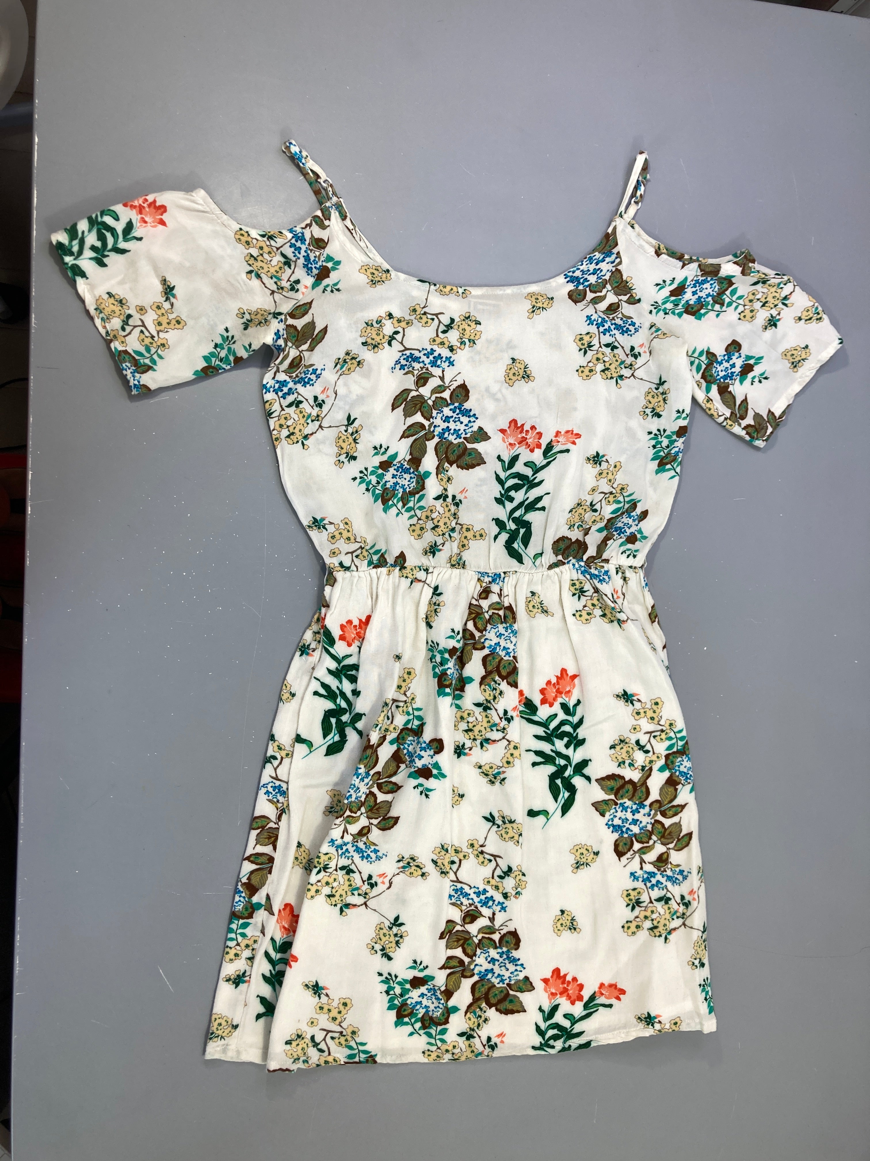 Robe écrue fleurie épaules dénudées (taille estimée)