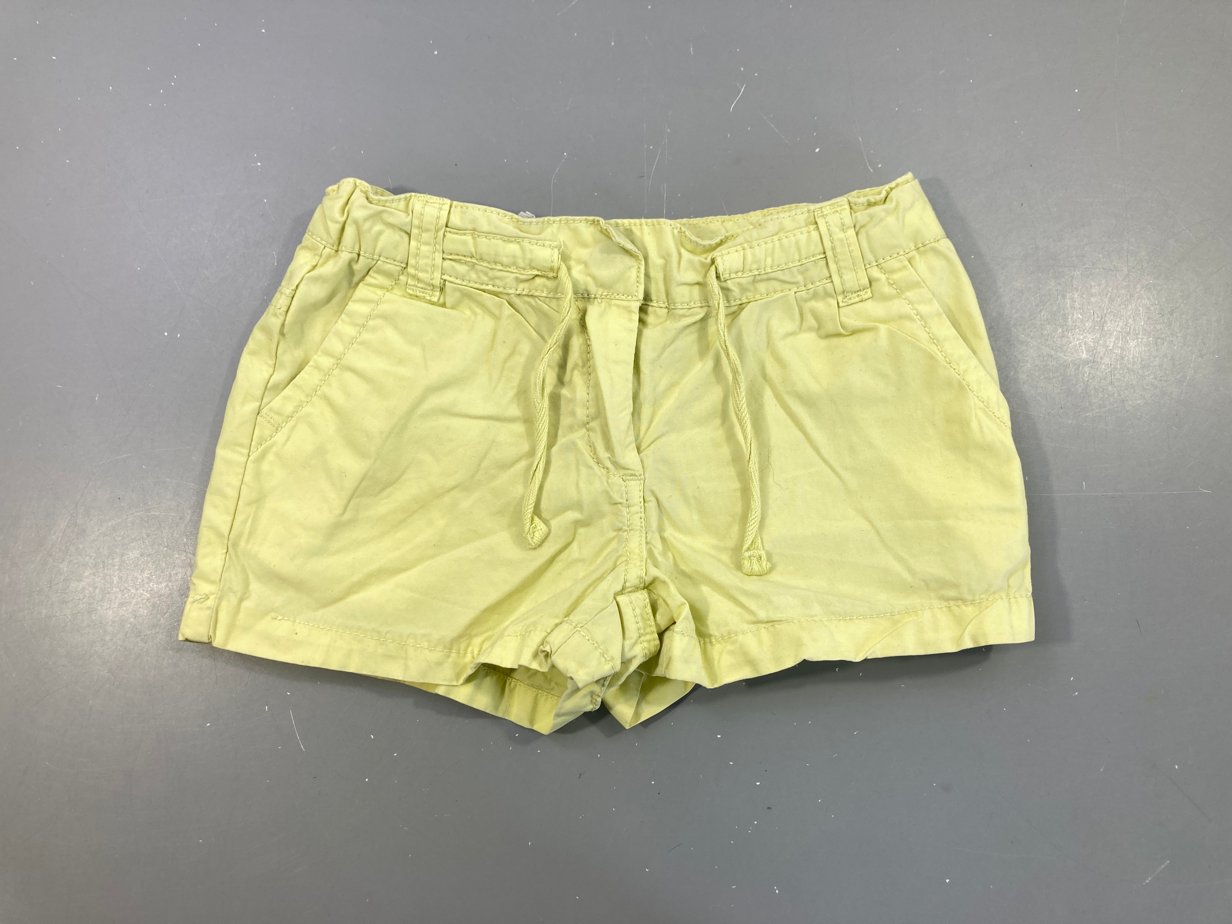 Short jaune
