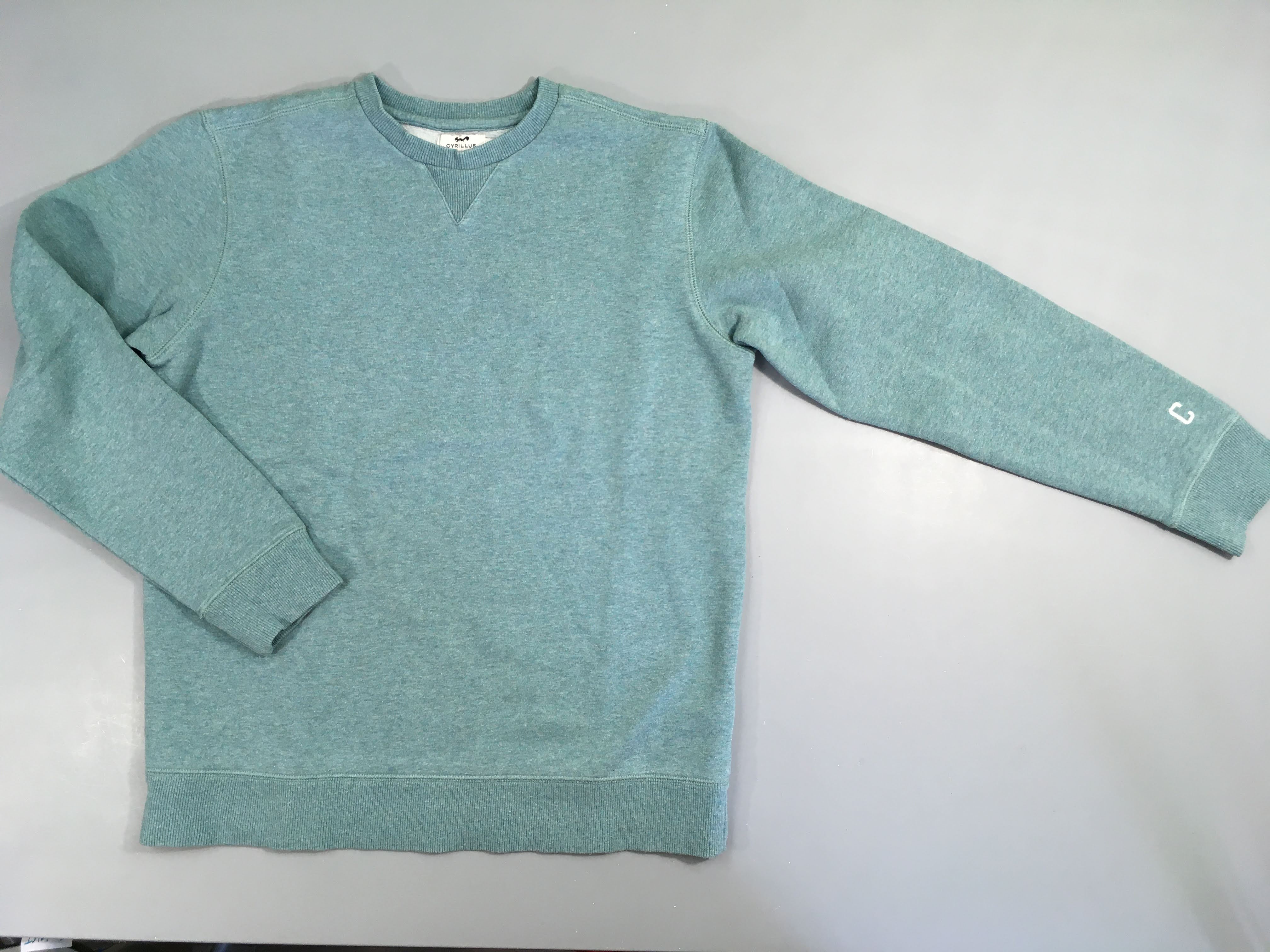 Sweat bleu chiné , légèrement boulochée