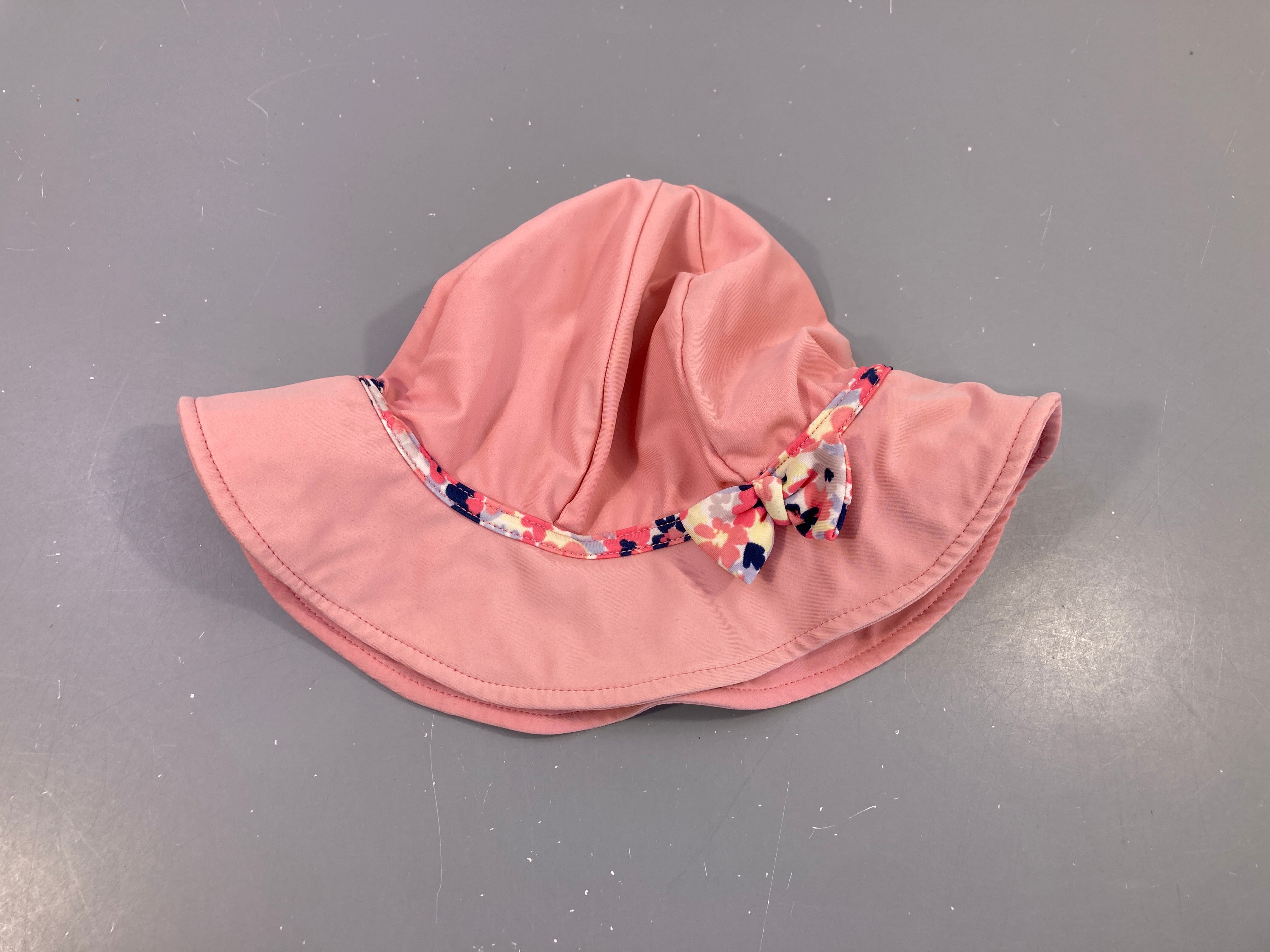 Chapeau rose clair bande fleurie noeud 52cm