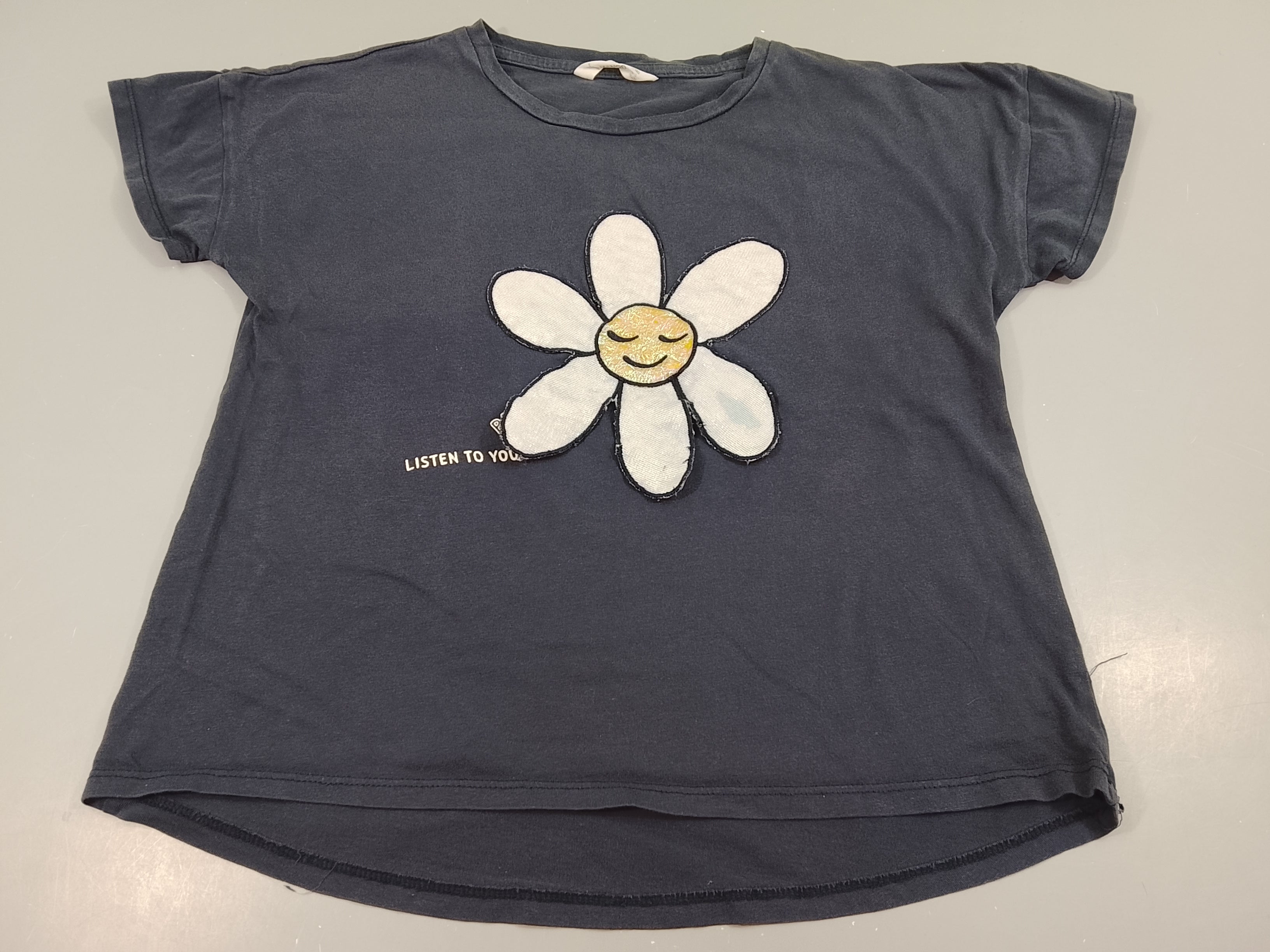T-shirt m.c gris bleuté, fleur  blanche et jaune