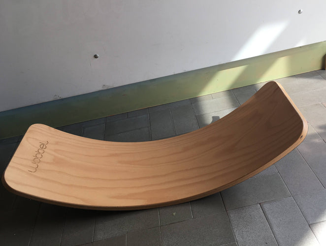 Planche balancier Wobbel large en bois et feutre gris foncé (prix neuf 199€), moins cher chez Petit Kiwi
