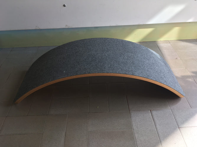 Planche balancier Wobbel large en bois et feutre gris foncé (prix neuf 199€), moins cher chez Petit Kiwi