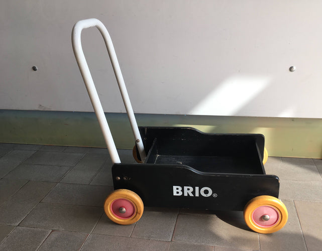 Chariot de marche en bois noir Brio, usé, coups dans la peinture, moins cher chez Petit Kiwi