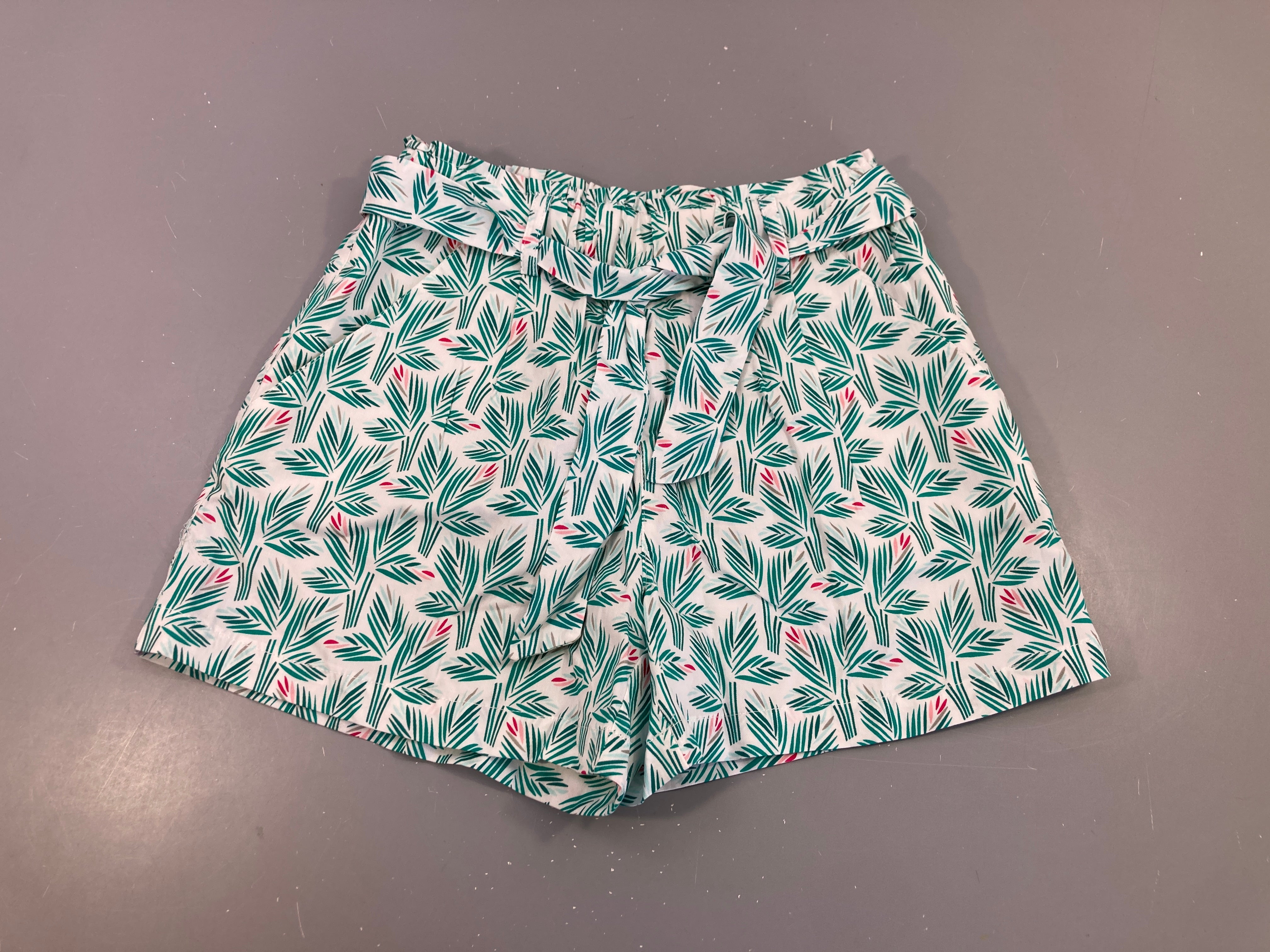 Short blanc feuillage ceinture