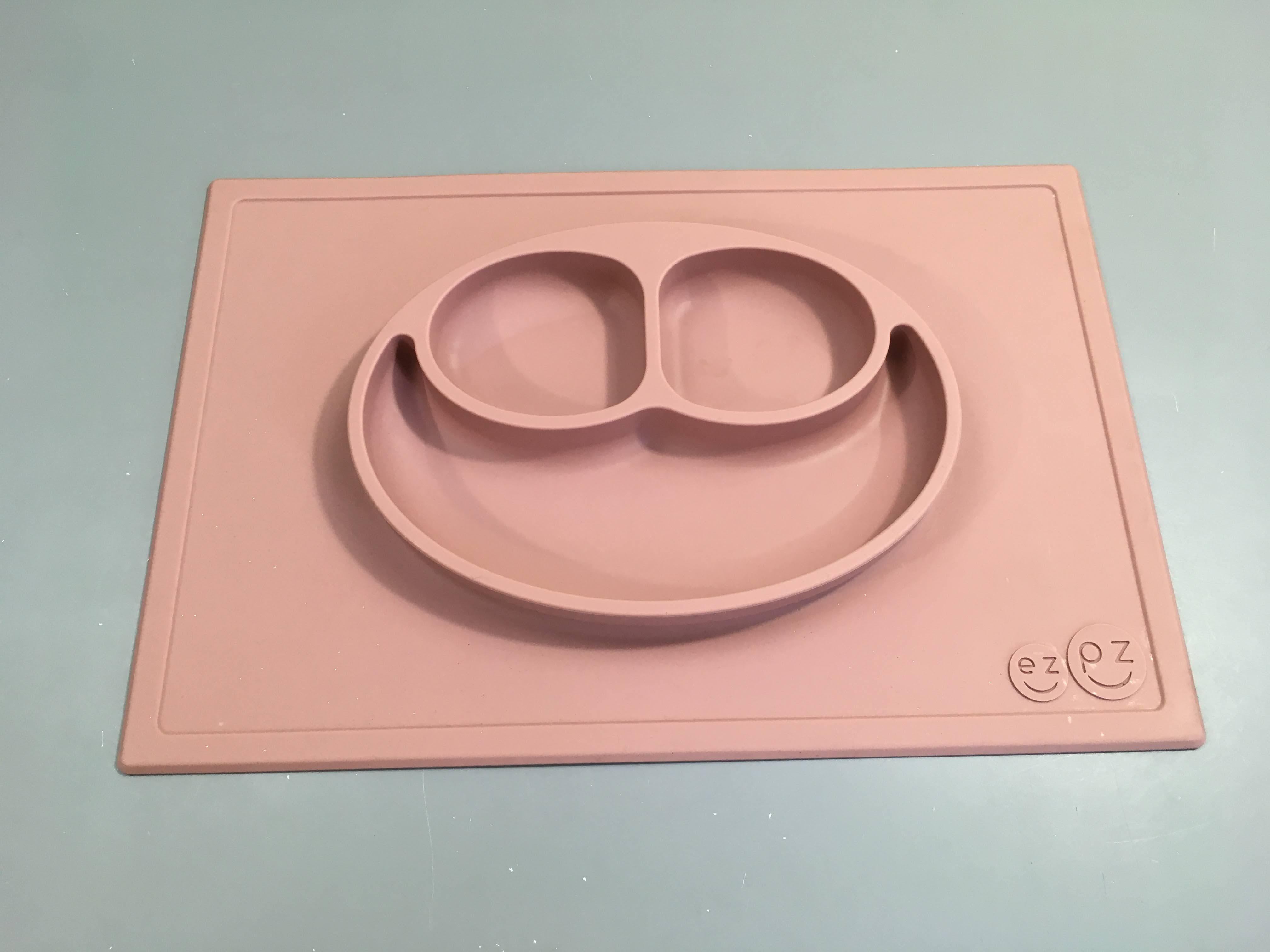 Set de table tout-en-un avec assiette EZPZ Happy mat en silicone - rose, à relaver