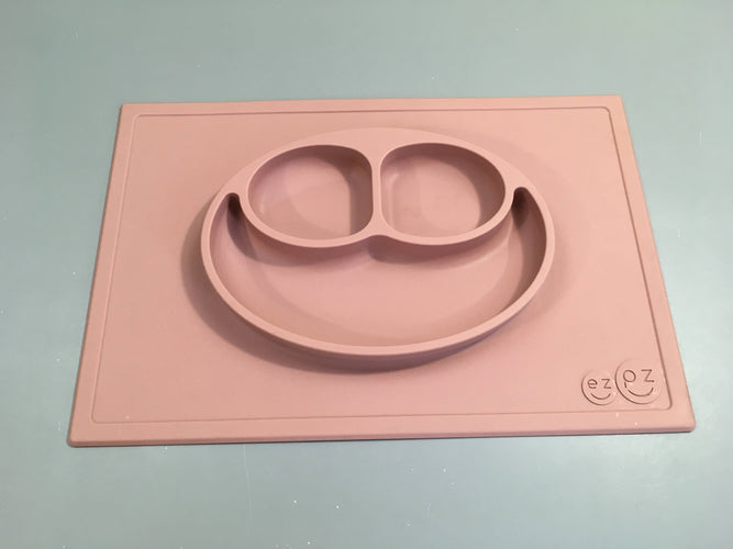 Set de table tout-en-un avec assiette EZPZ Happy mat en silicone - rose, à relaver, moins cher chez Petit Kiwi