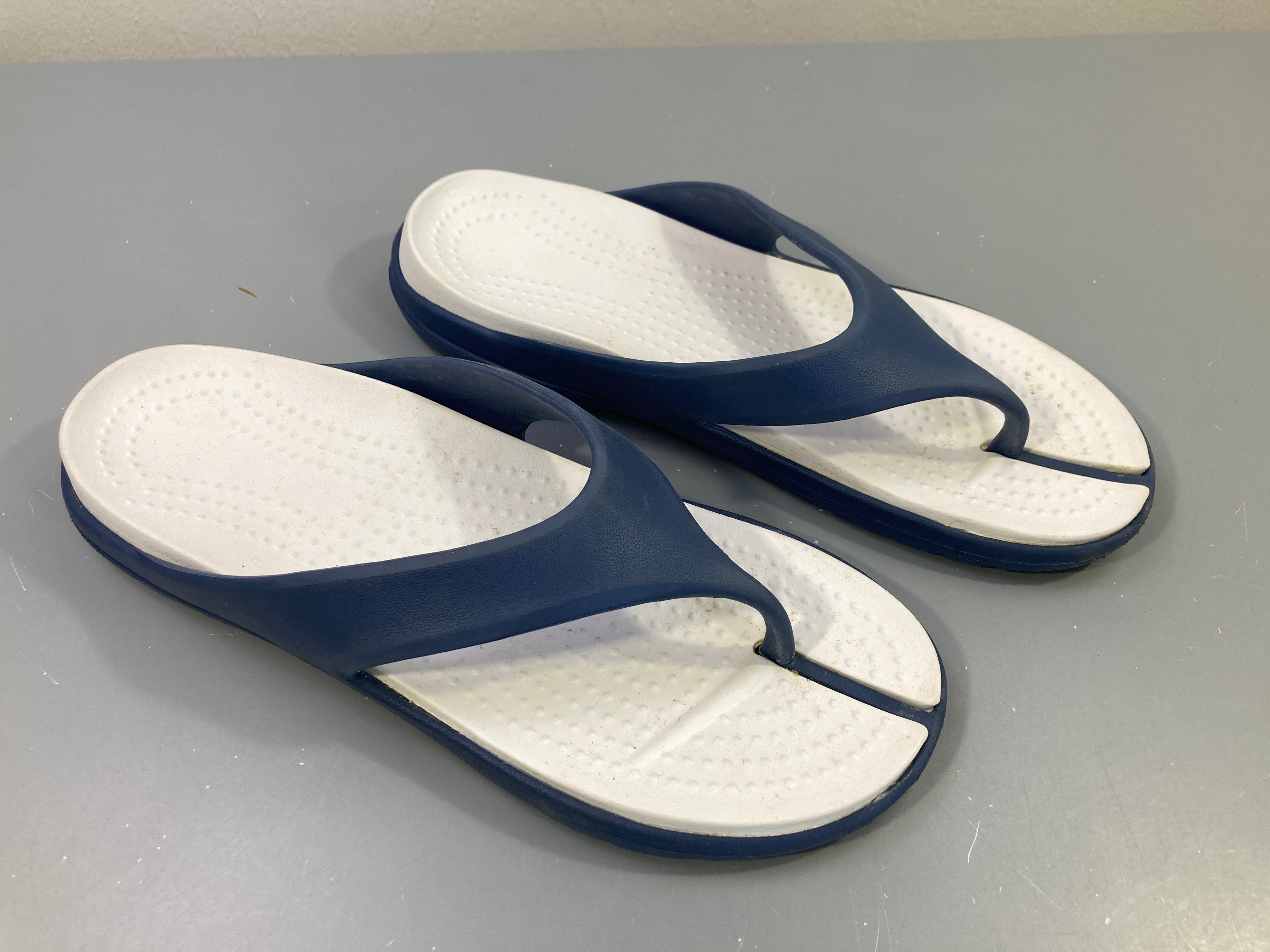 Claquettes blanc-bleu