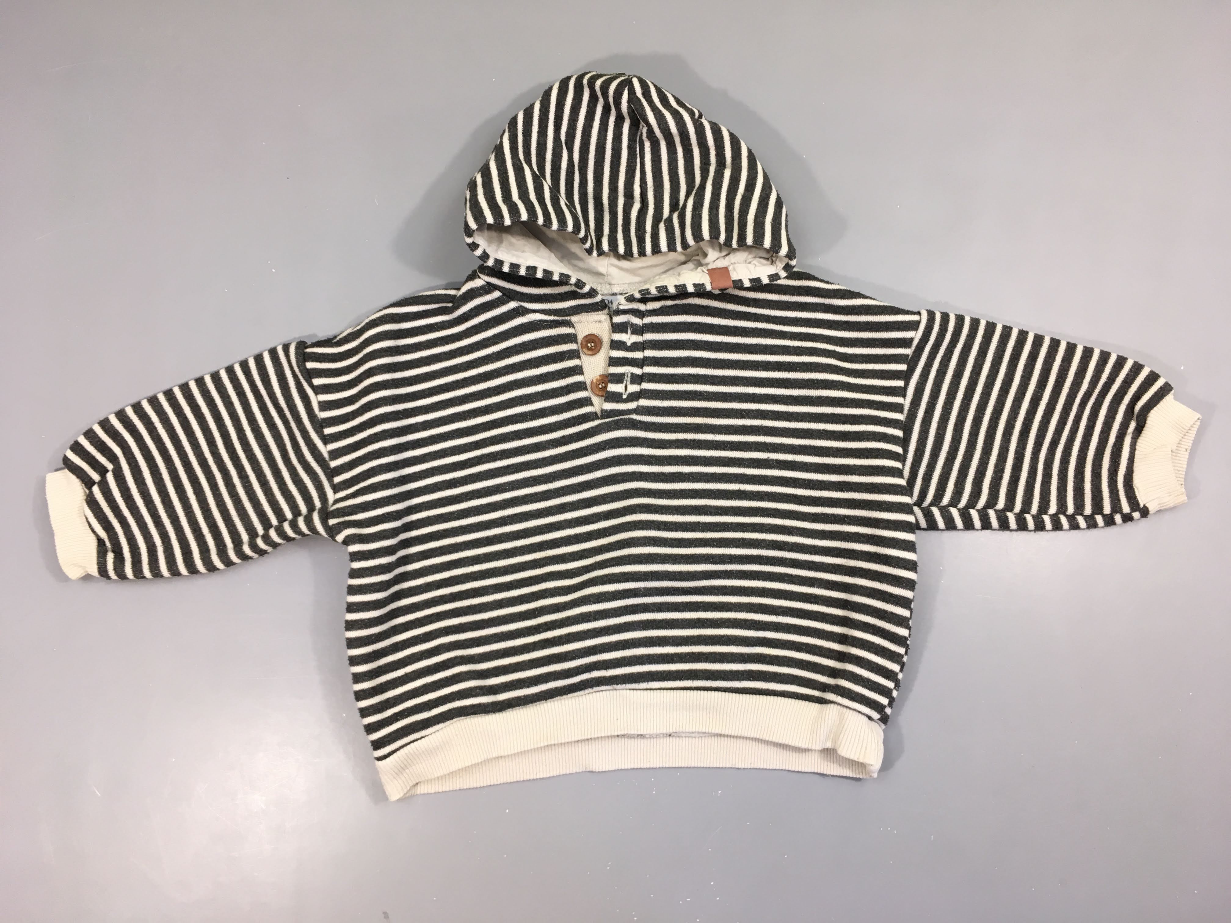 Sweat à capuche rayé gris blanc bouloché