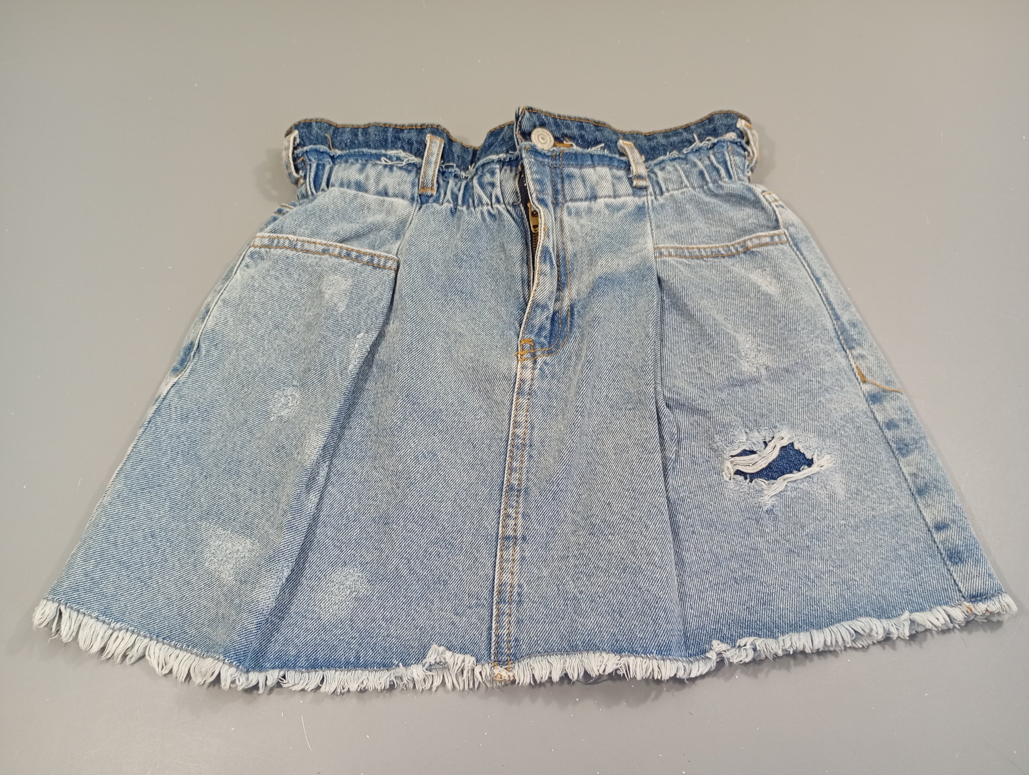 Jupe en jean clair effet dechiré , rapiécé et effiloché