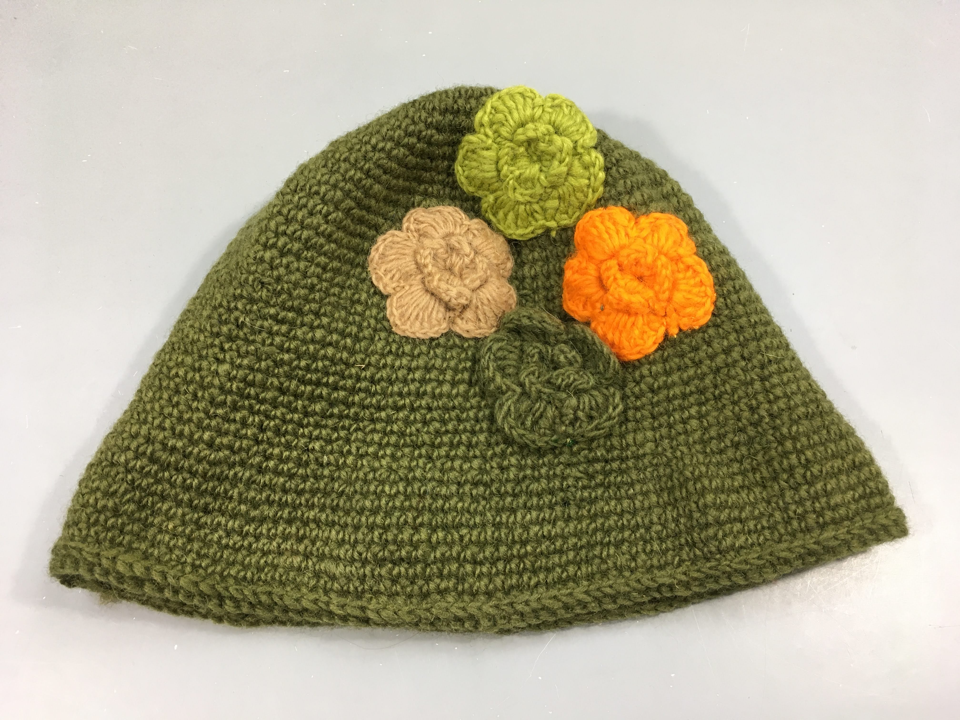Bonnet mailles vertes fleurs