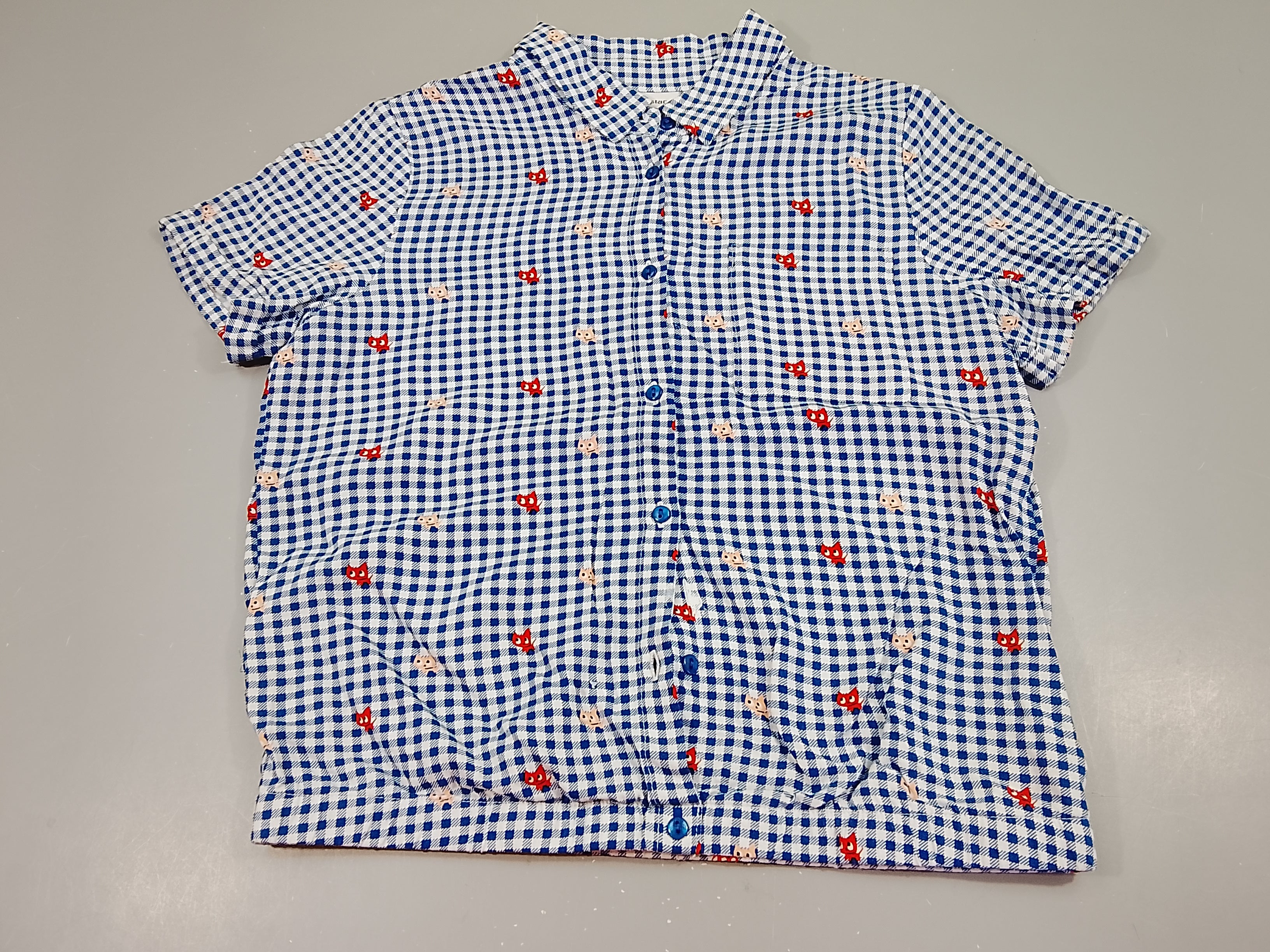 Chemisier m.c  à carreaux blanc et bleu, motifs chat