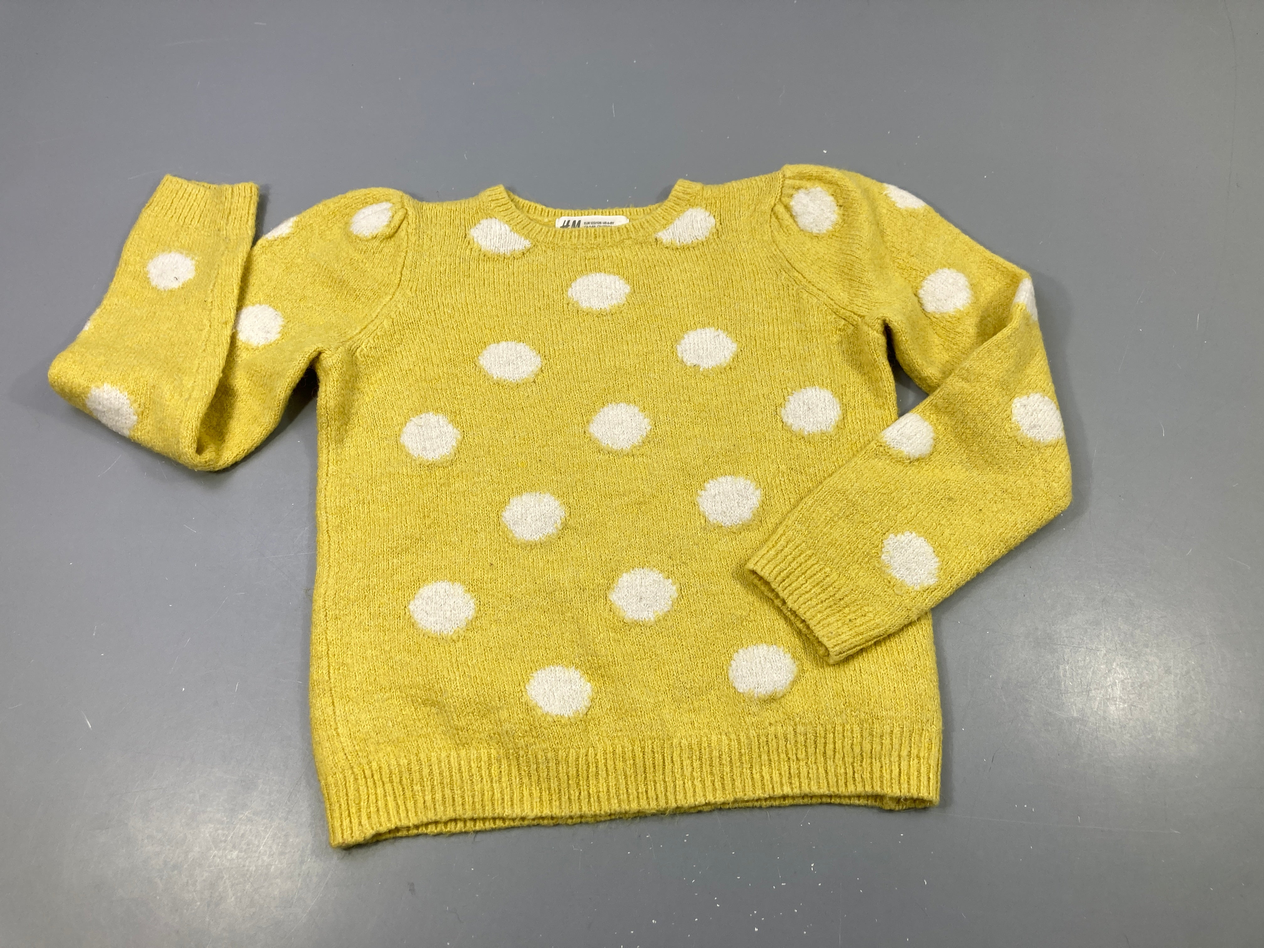 Pull jaune à pois blancs, légèrement bouloché