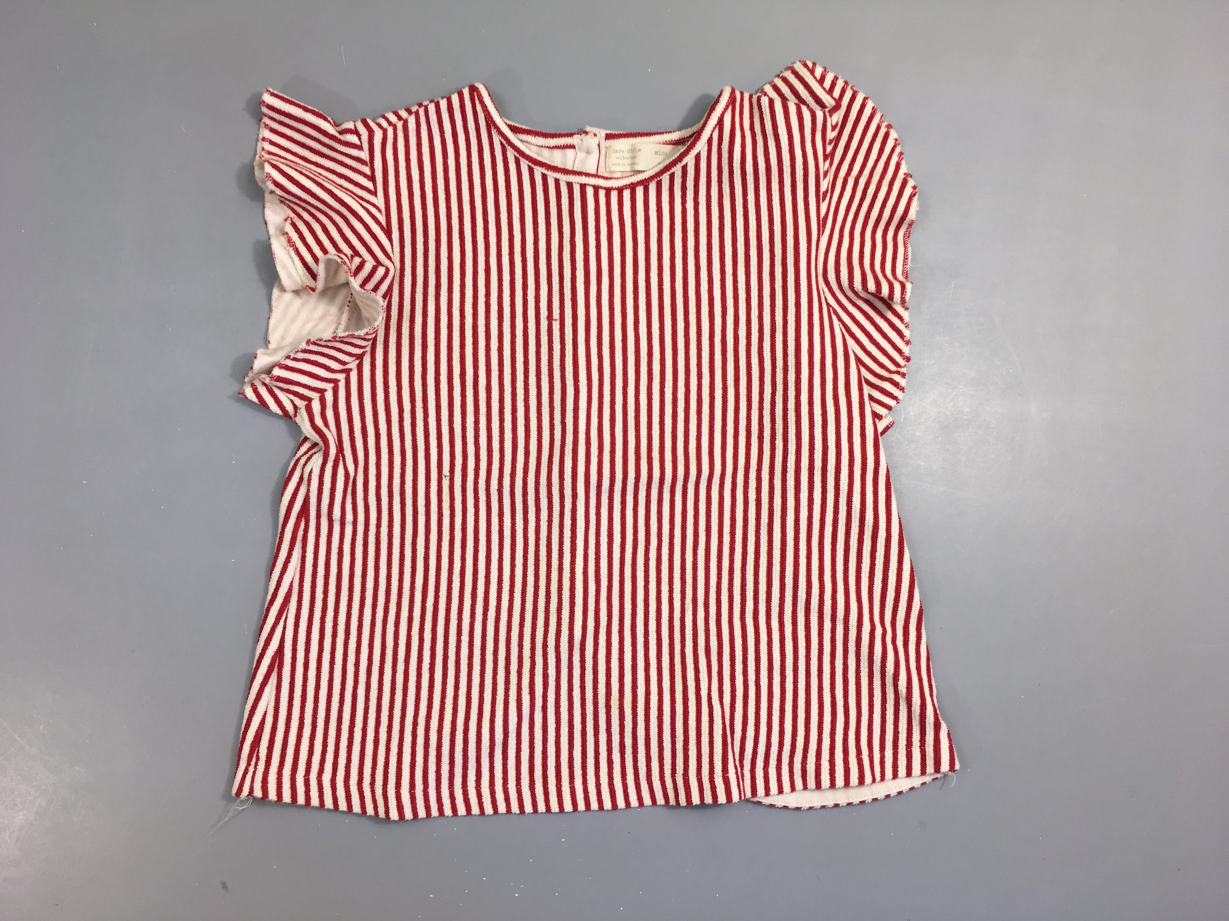 T-shirt m.c écru ligné rouge maille, petite tache à l'avant