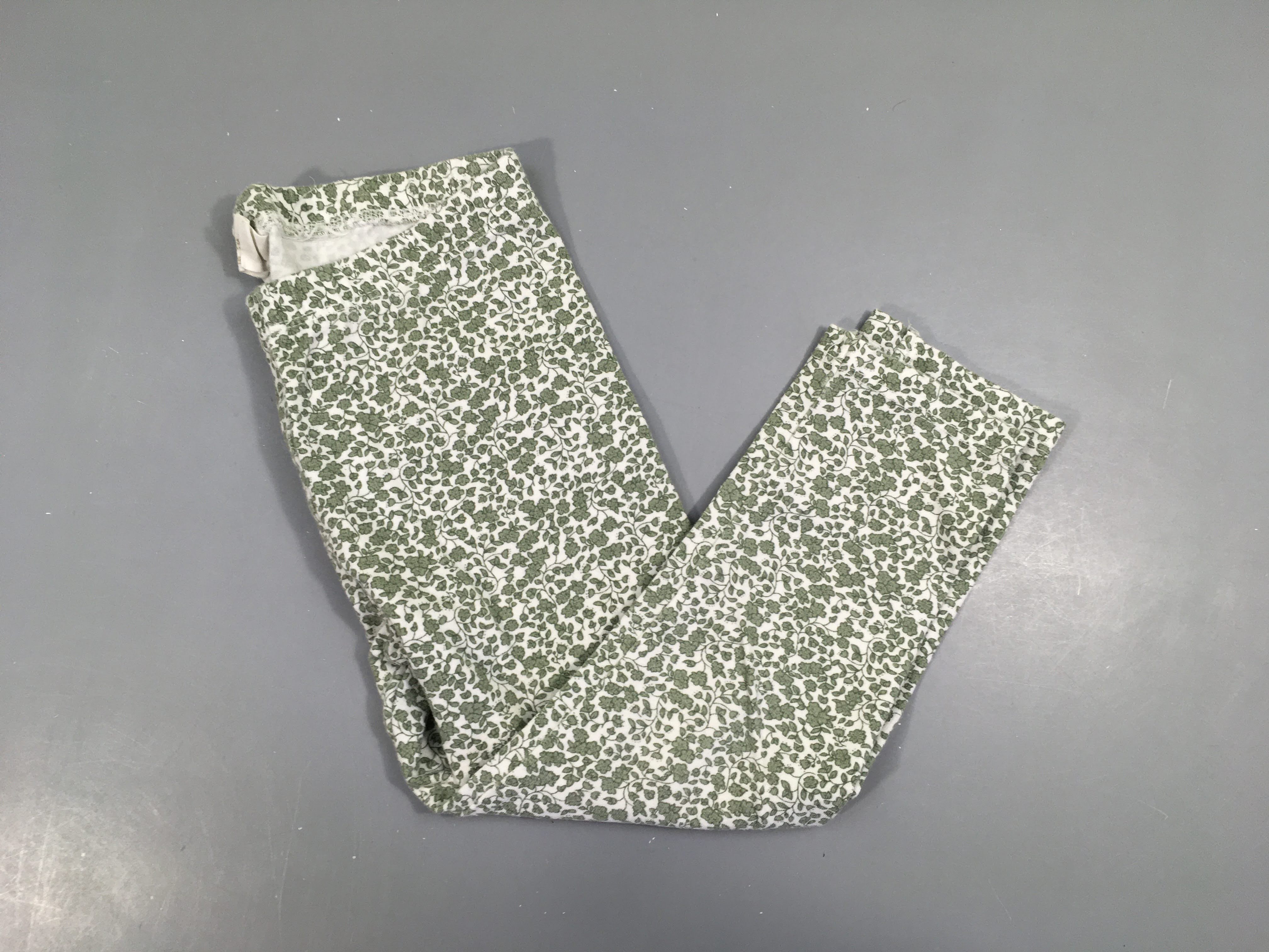 Legging blanc fleurs vertes, légèrement bouloché