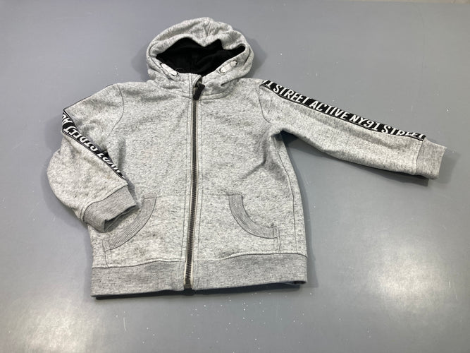 Sweat zippé à capuche gris clair chiné, très légèrement bouloché . Tache manche droite, moins cher chez Petit Kiwi