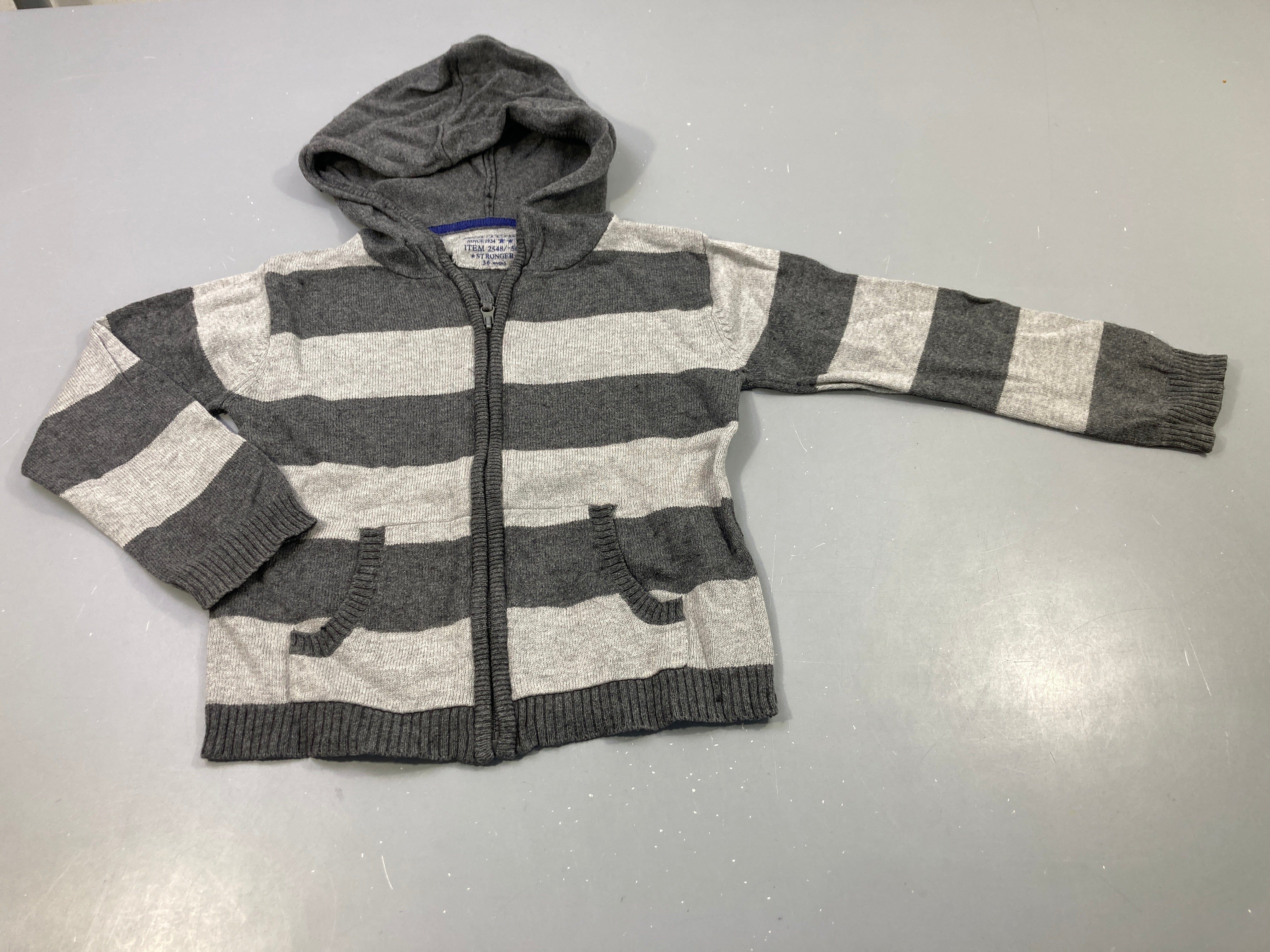 Gilet à capuche rayé gris clair, gris foncé