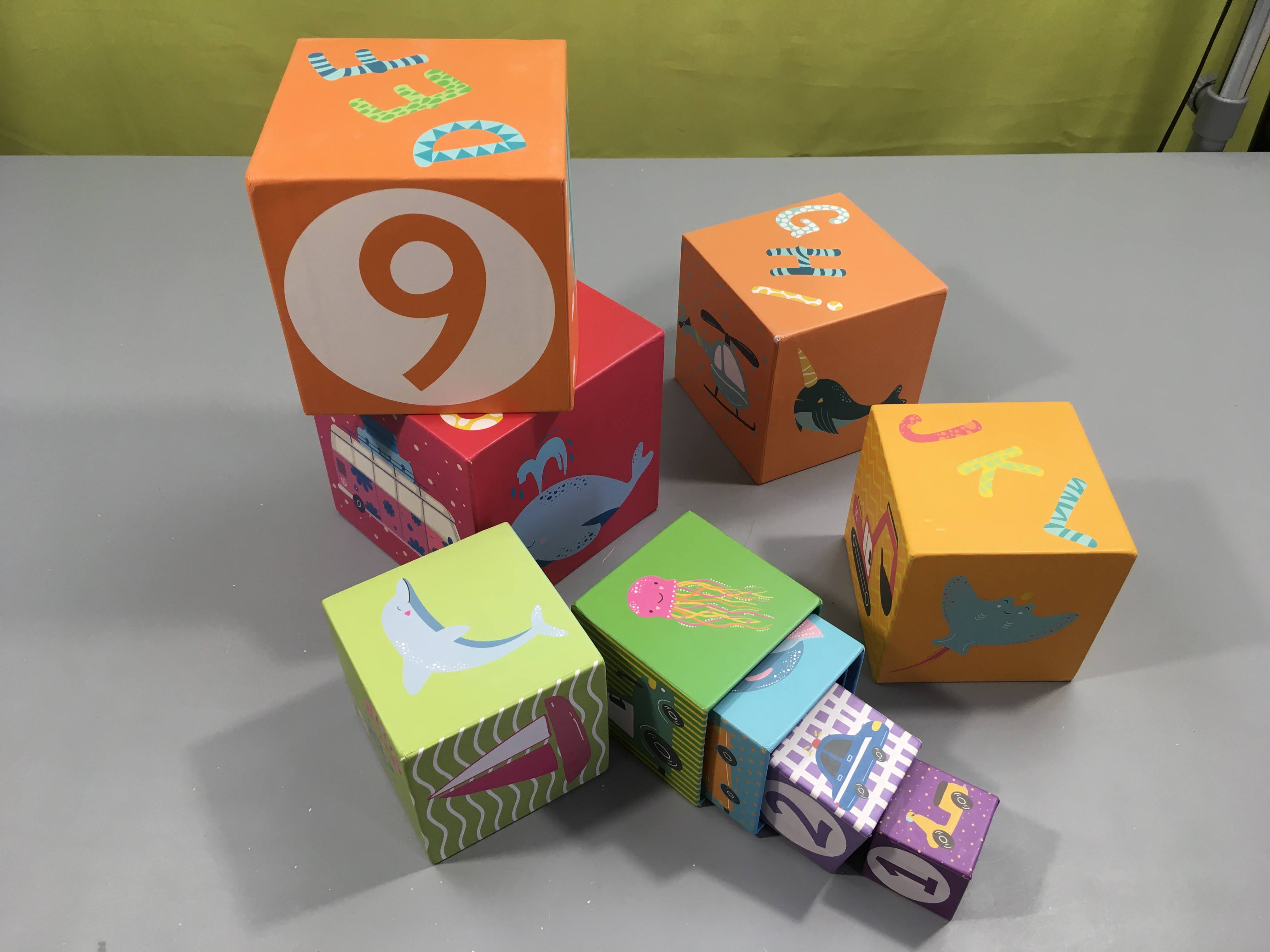 10 cubes en cartons à empiler