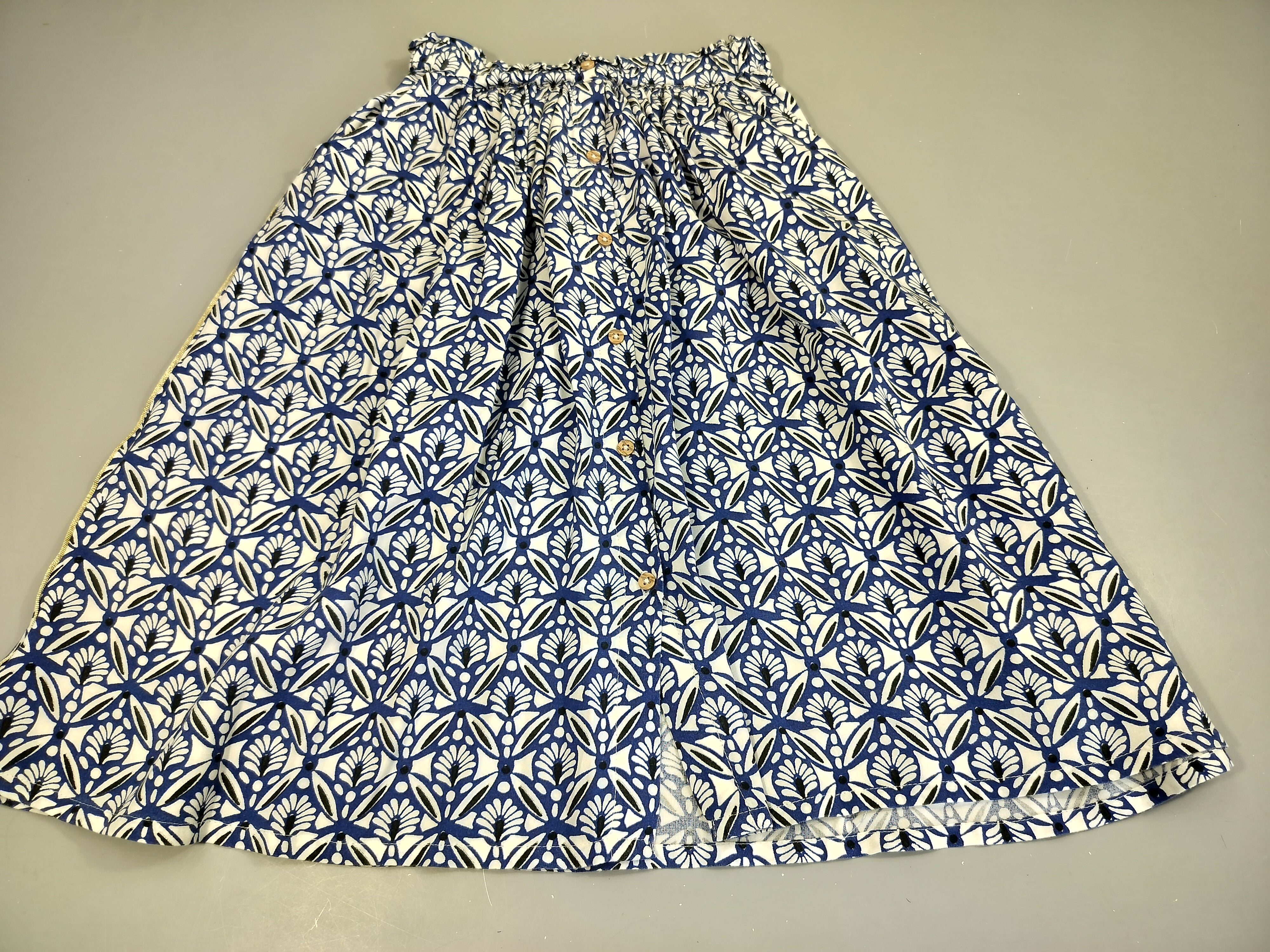 Jupe  longue à motifs bleus, blancs, noirs