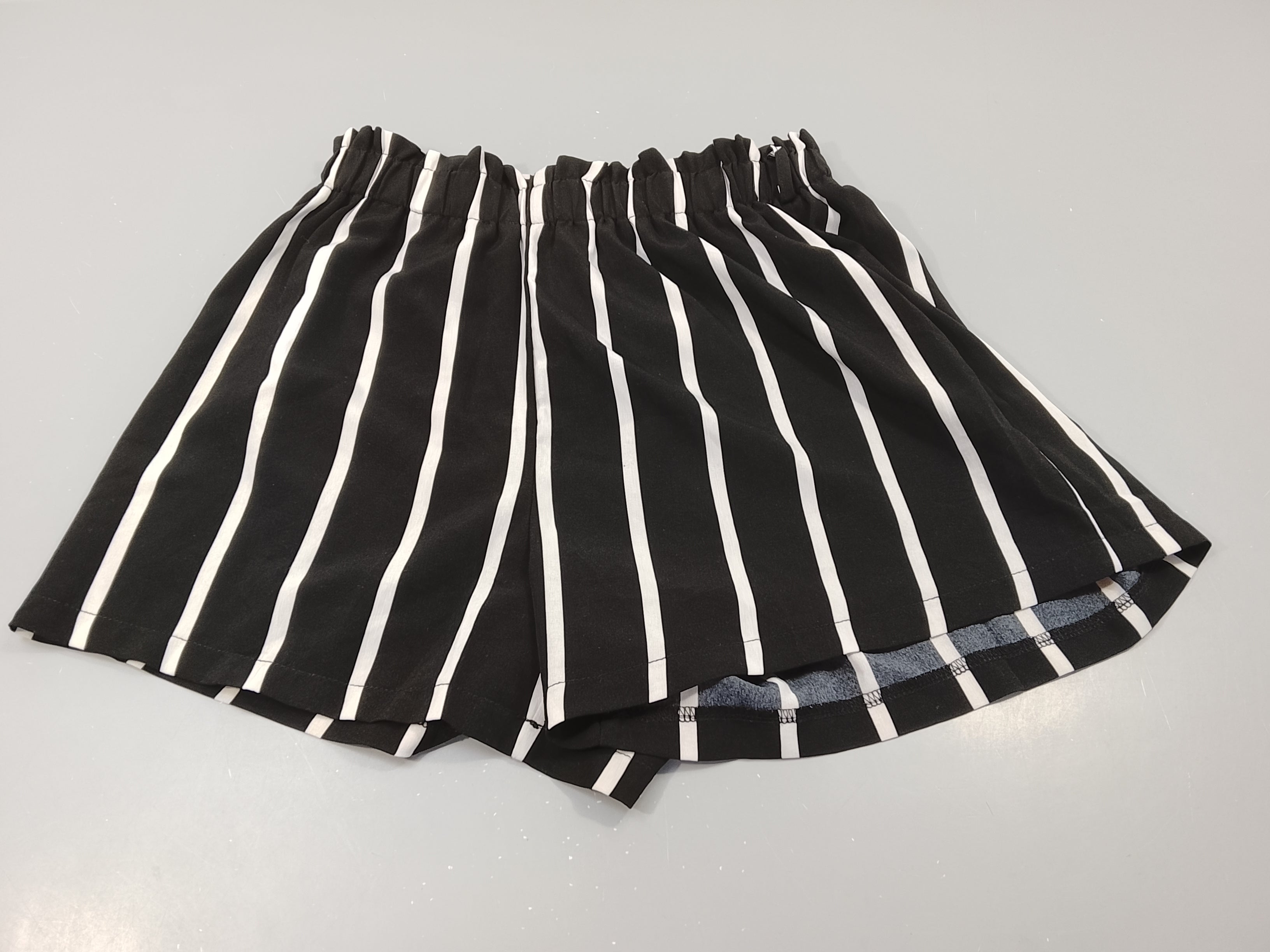 Short fluide noir rayé  blanc , taille élastique