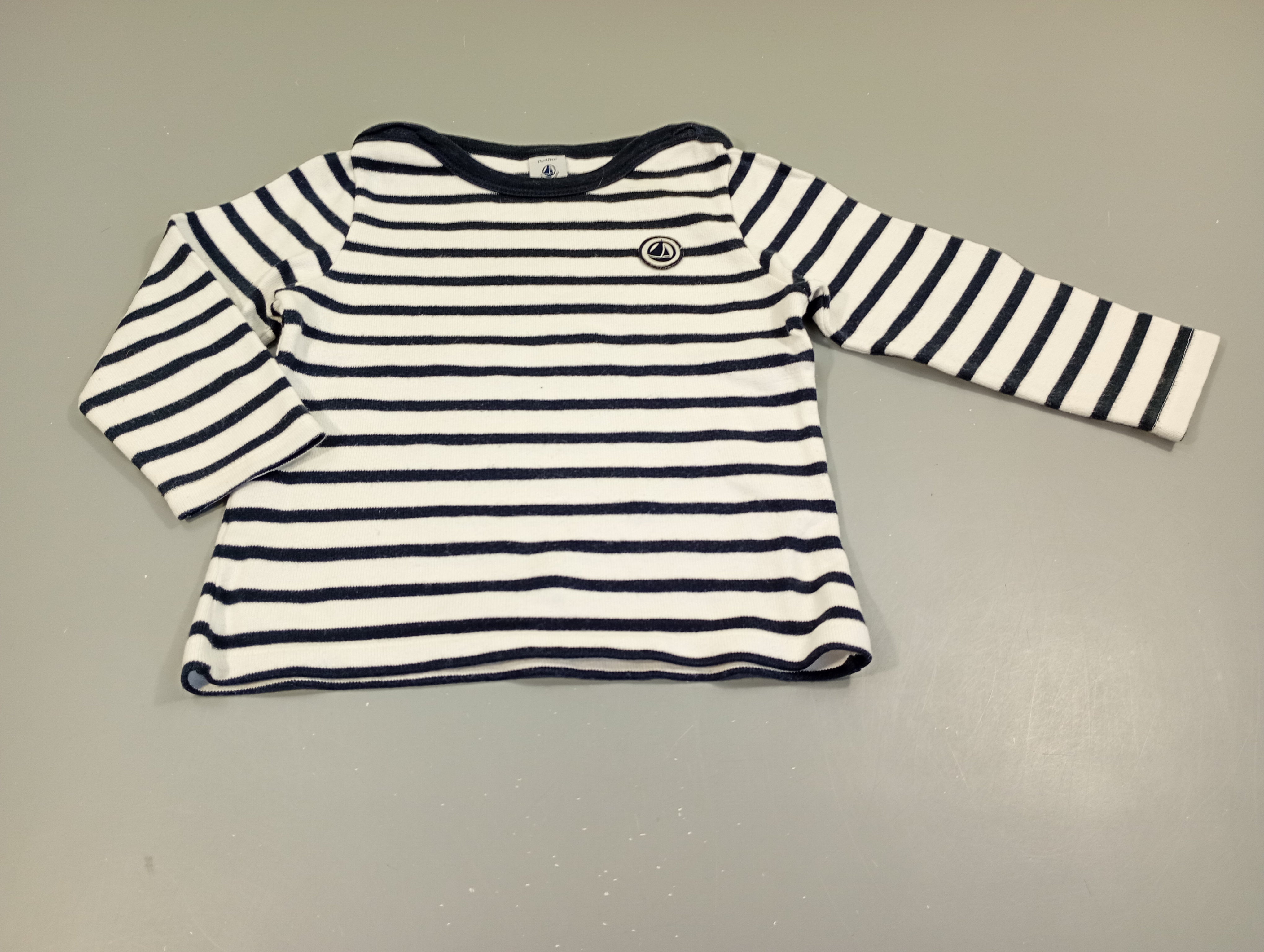 T-shirt m.l blanc rayé bleu marine , voilier, très légèrement bouloché