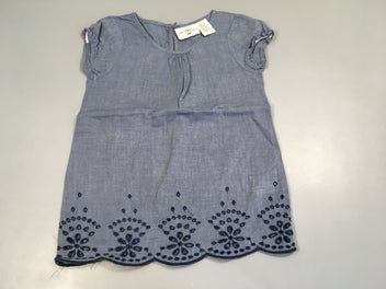 Robe m.c bleu clair, broderies anglaise dans le bas