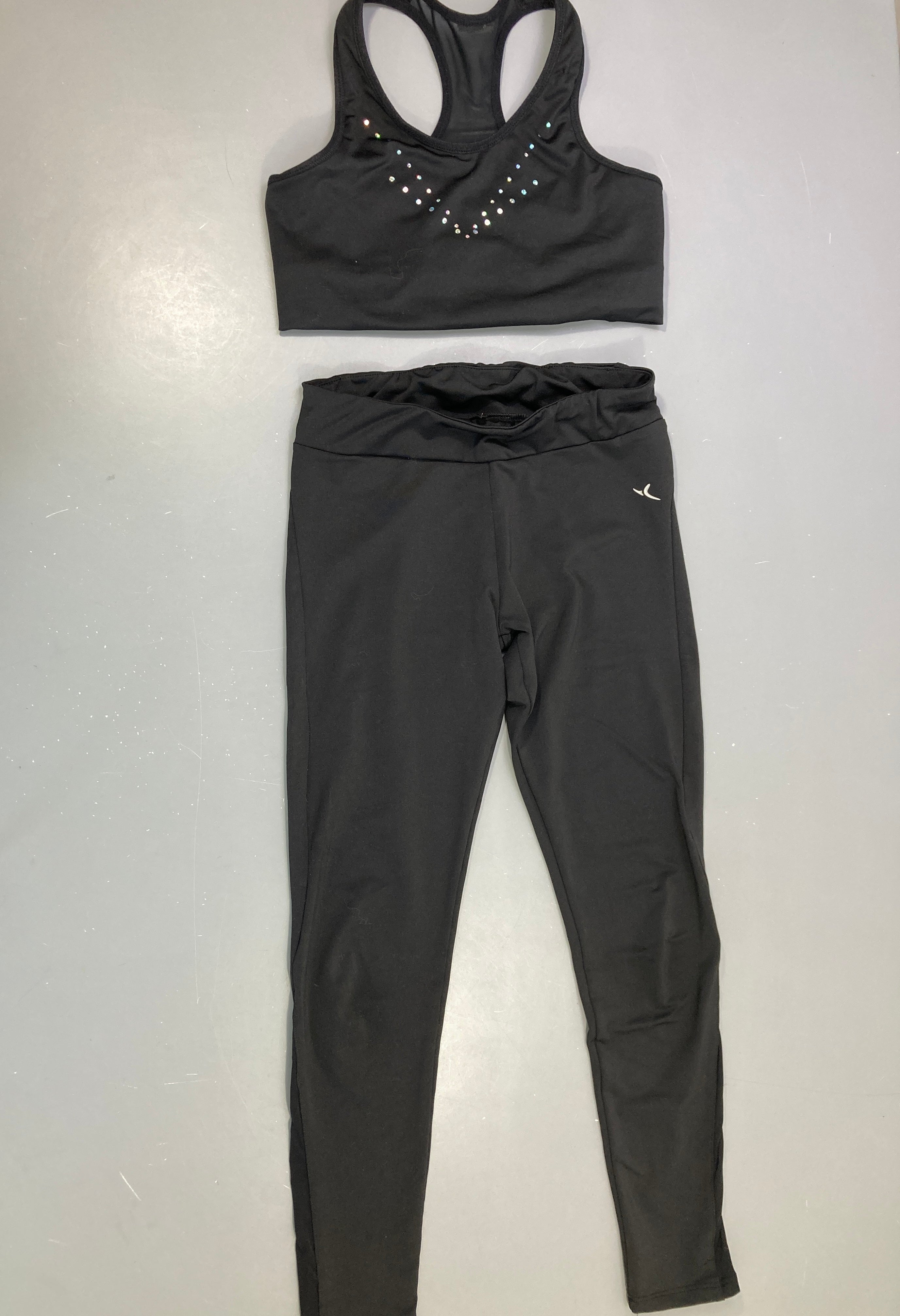 Brassière et Legging de gym noir stikers strass Un peu détendu aux genoux  Taille estimée