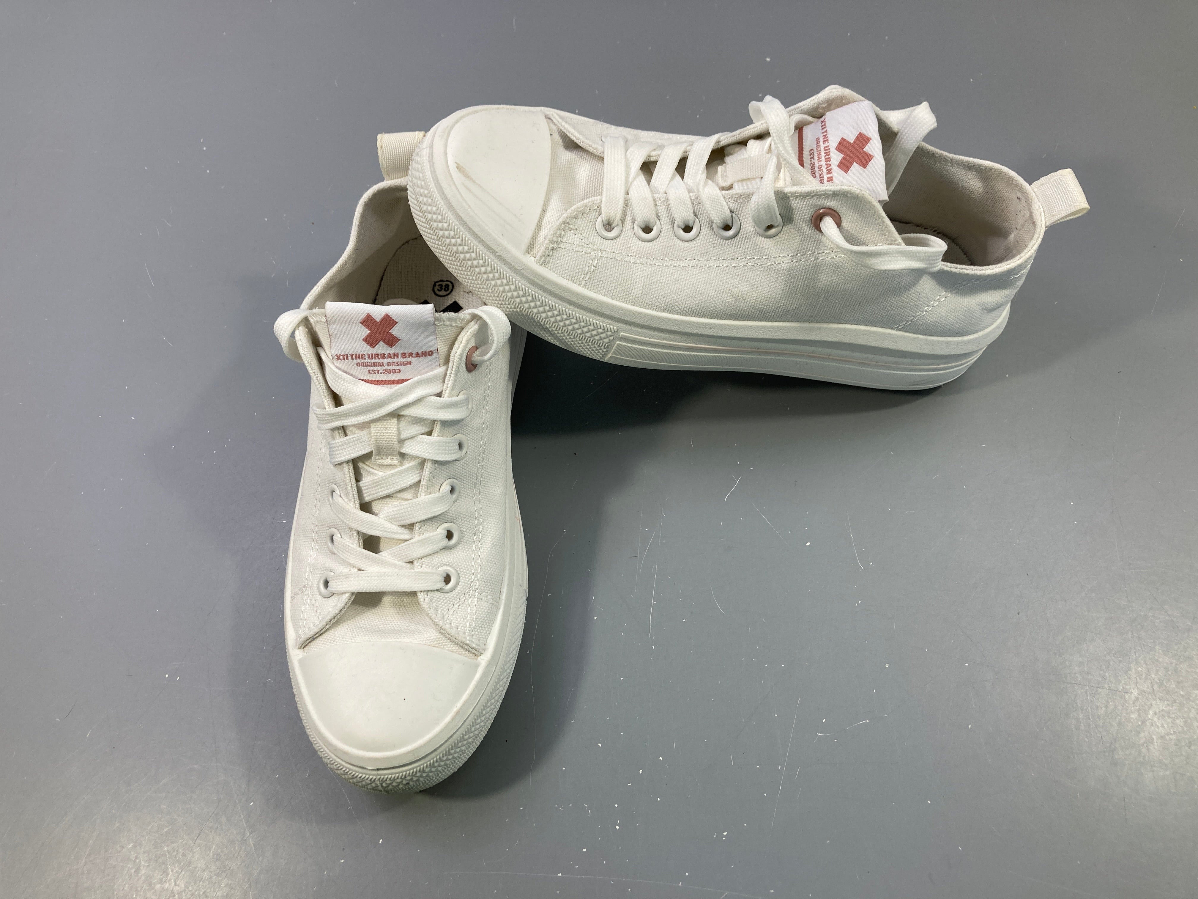 Sneakers plateformes toile écru XTI Légèrement usées bords