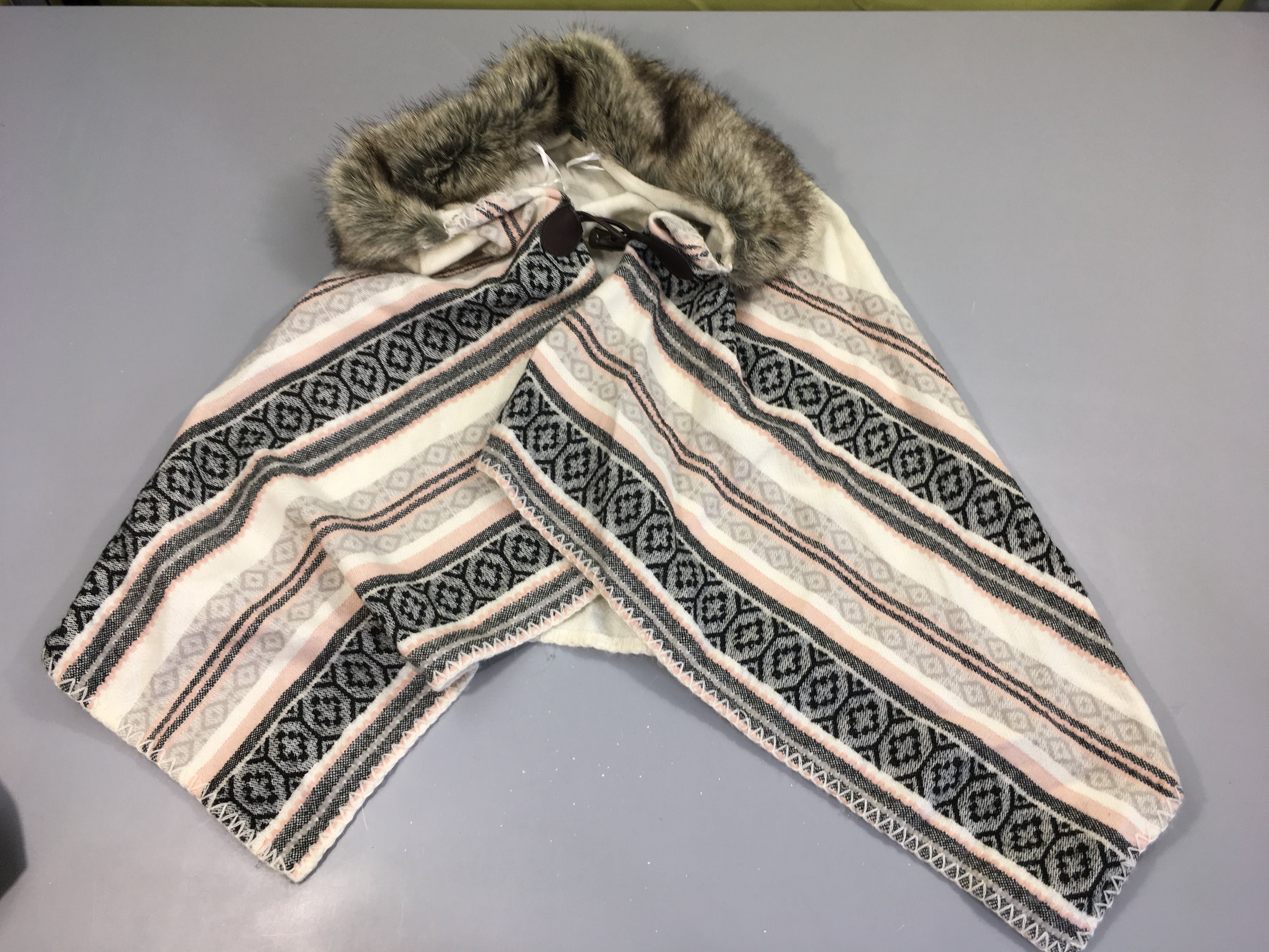 Cape courte motif blanc/rose/noir col fausse fourrure