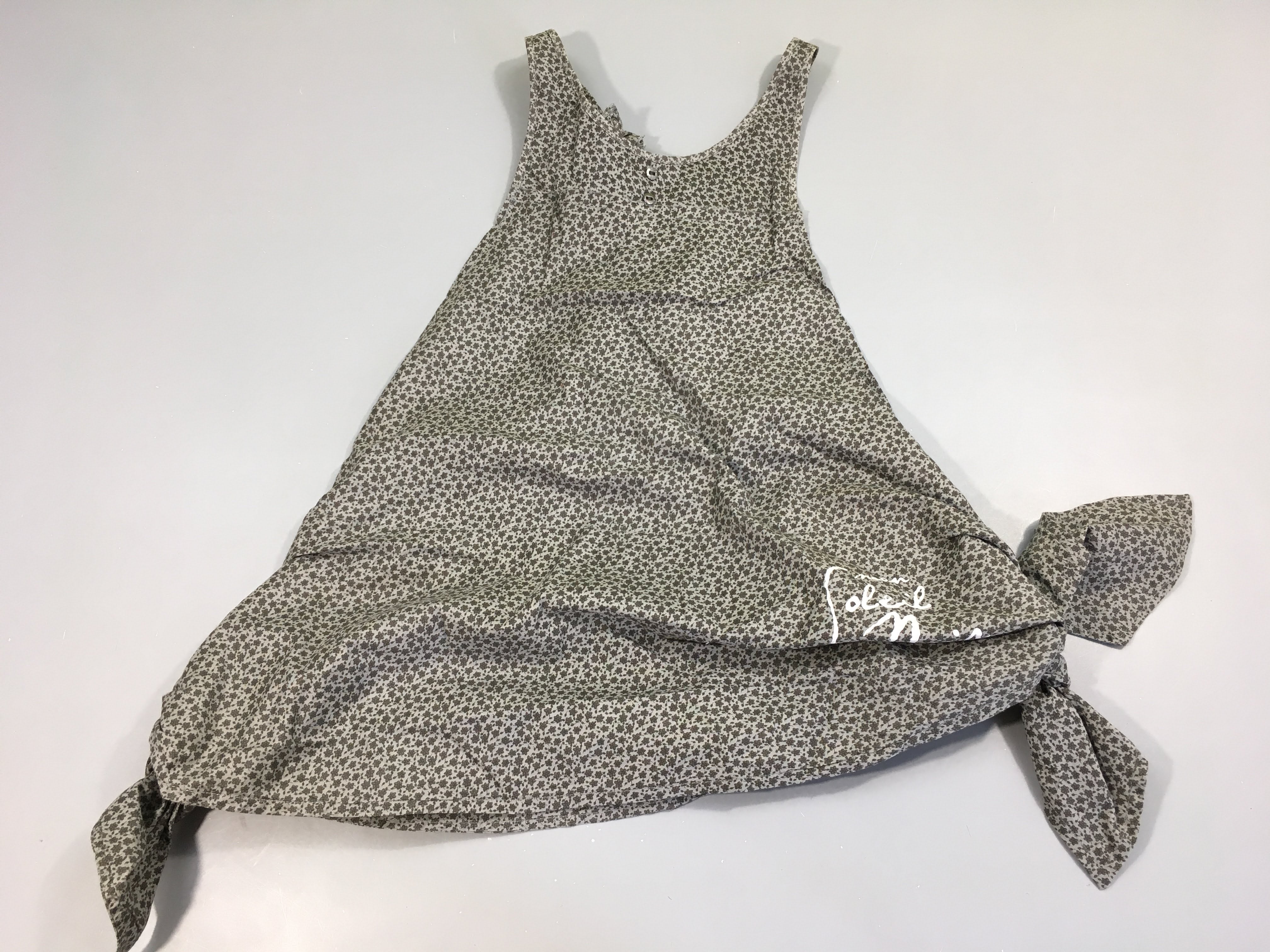 Tunique ouverte sur le coté et nouée dans le bas, gris imprimé fleurs