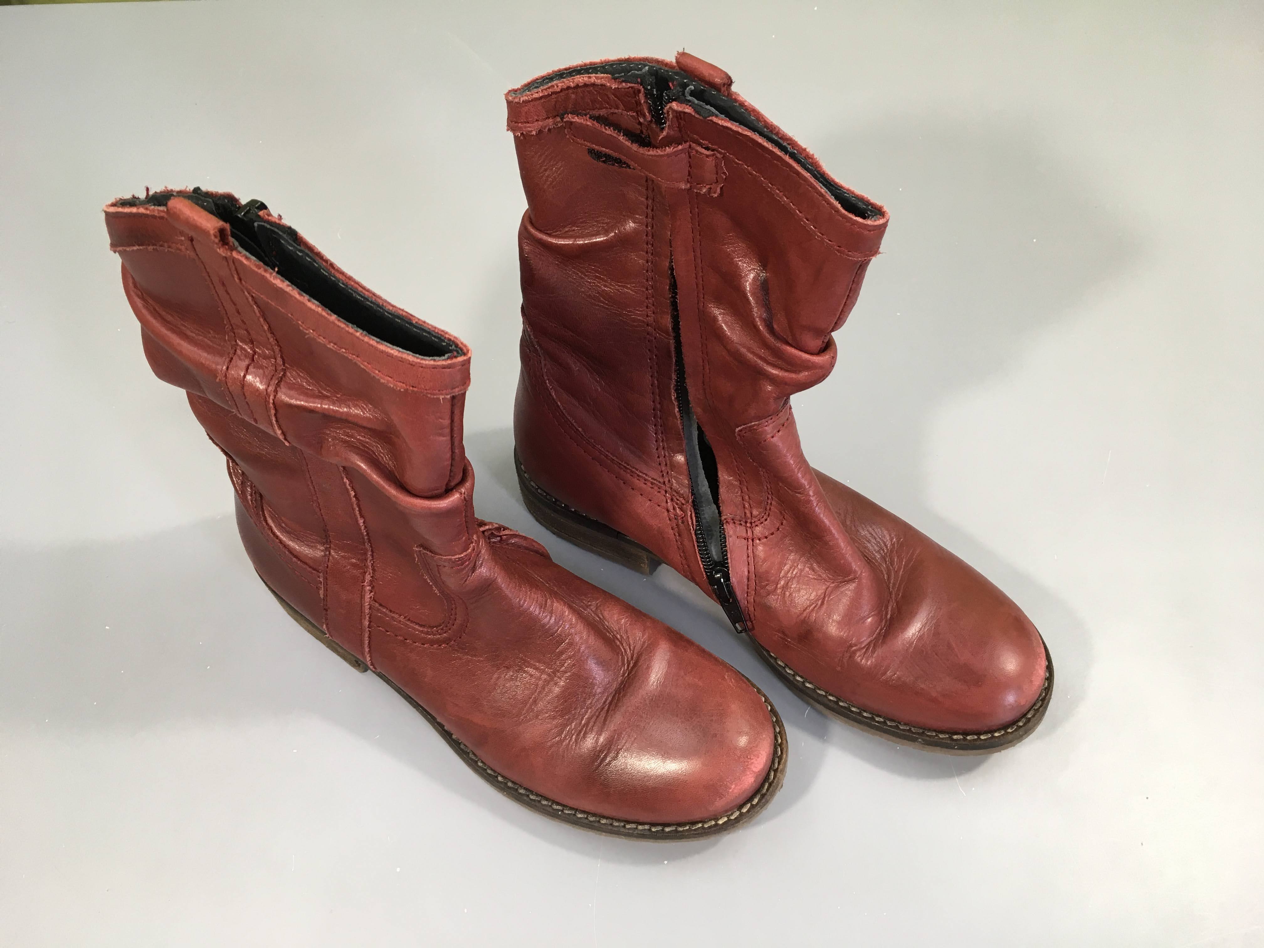 Bottines hautes en cuir bordeaux zippé sur le côté, P34, Gattino, devant un peu rapé