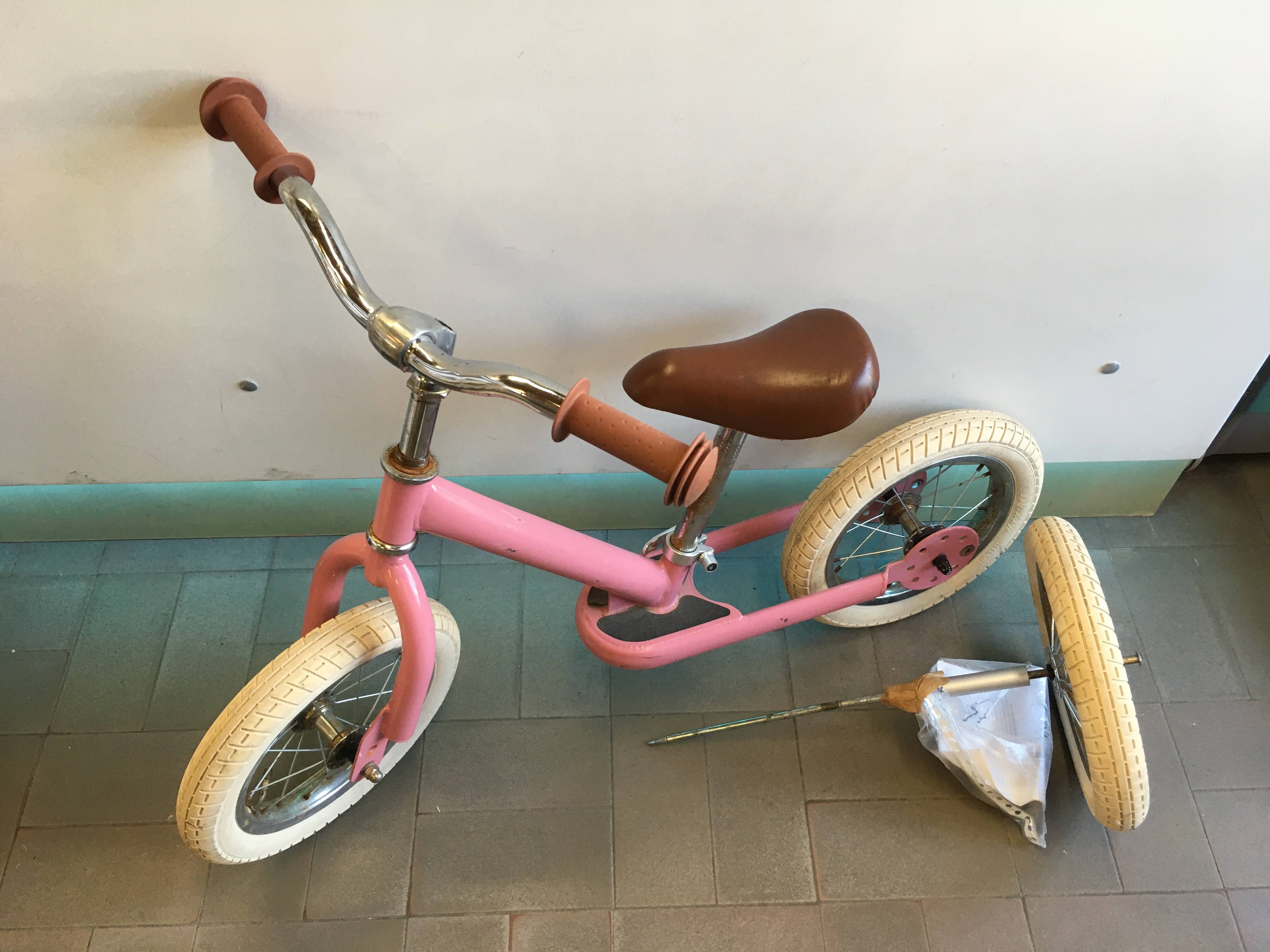 Draisienne Trybike rose, draisienne évolutive, marque de rouille au niveau des roues et du cadre