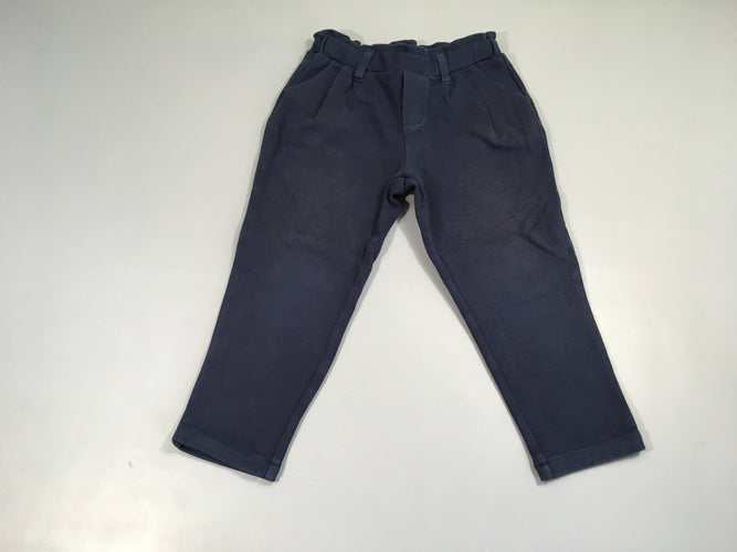 Pantalon molleton bleu foncé, légèrement bouloché, moins cher chez Petit Kiwi