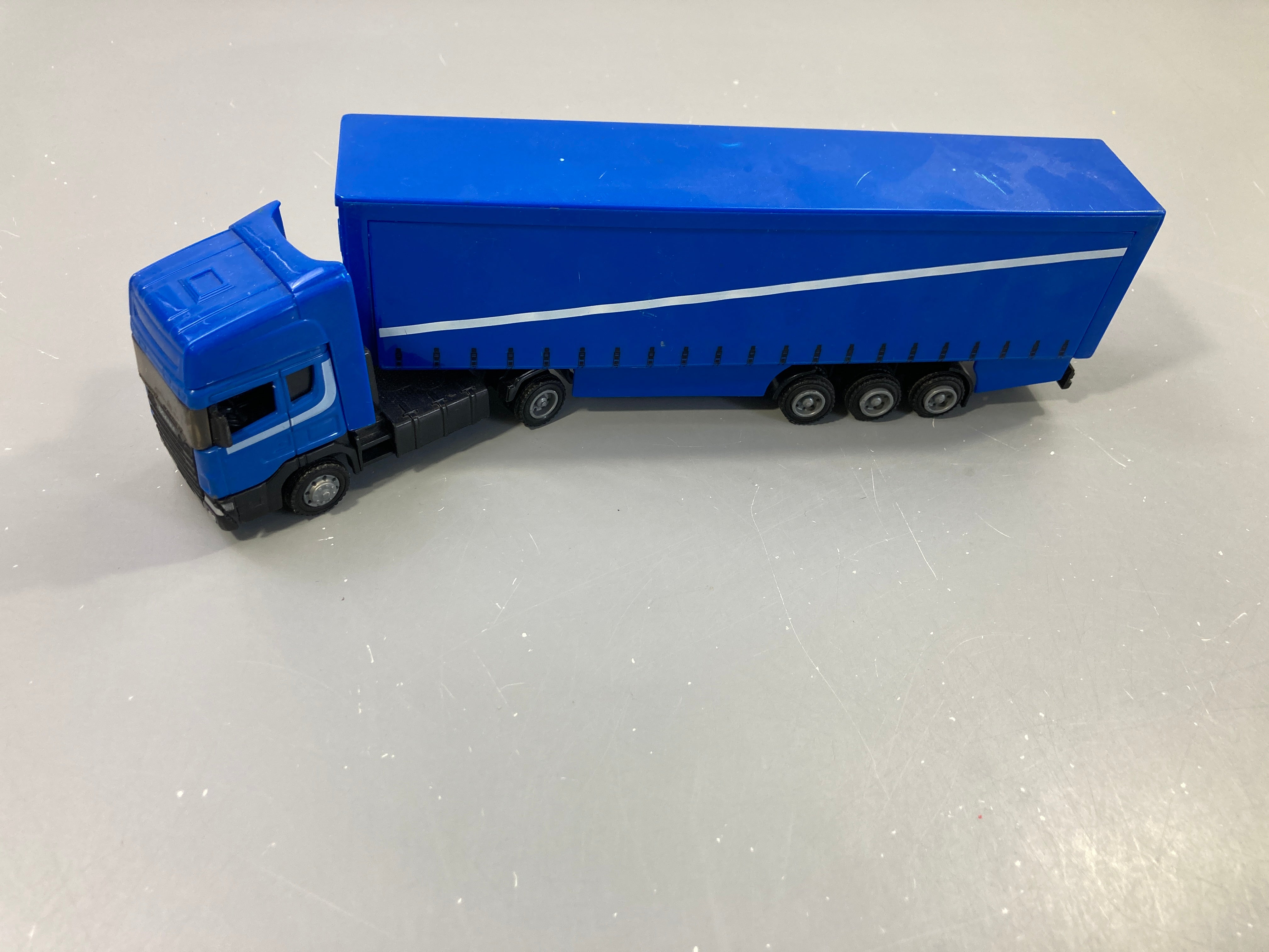 Camion bleu Traces usures