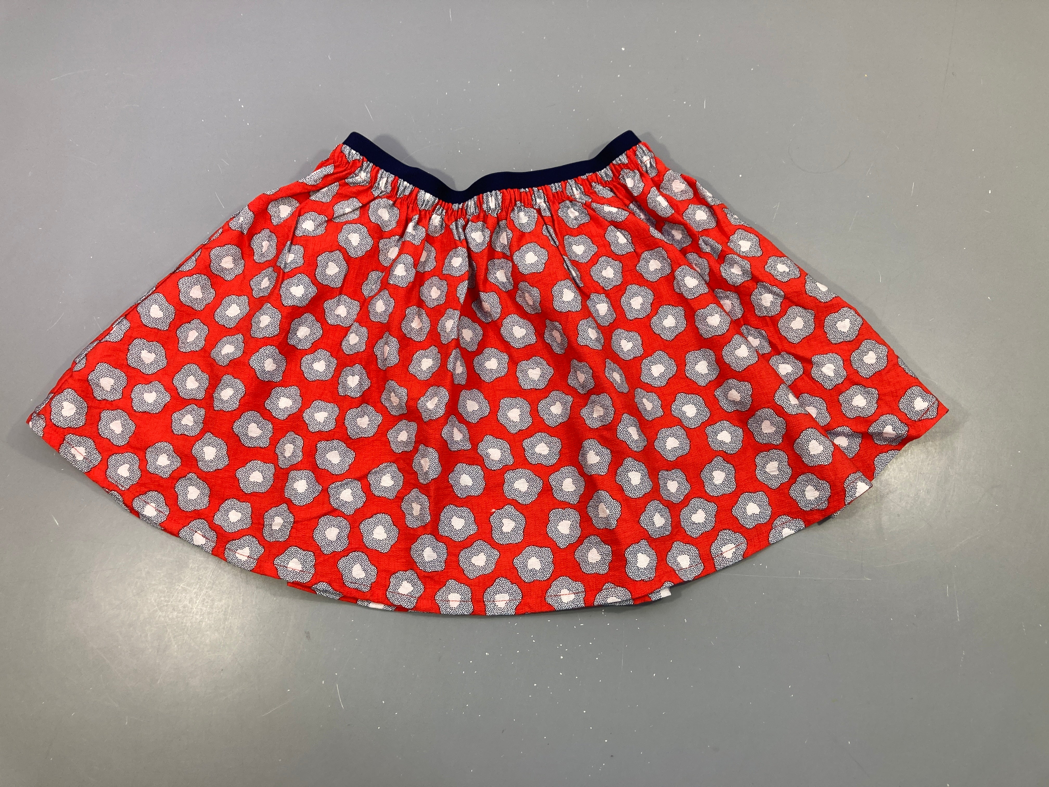 Jupe rouge fleurs bleu/blanc