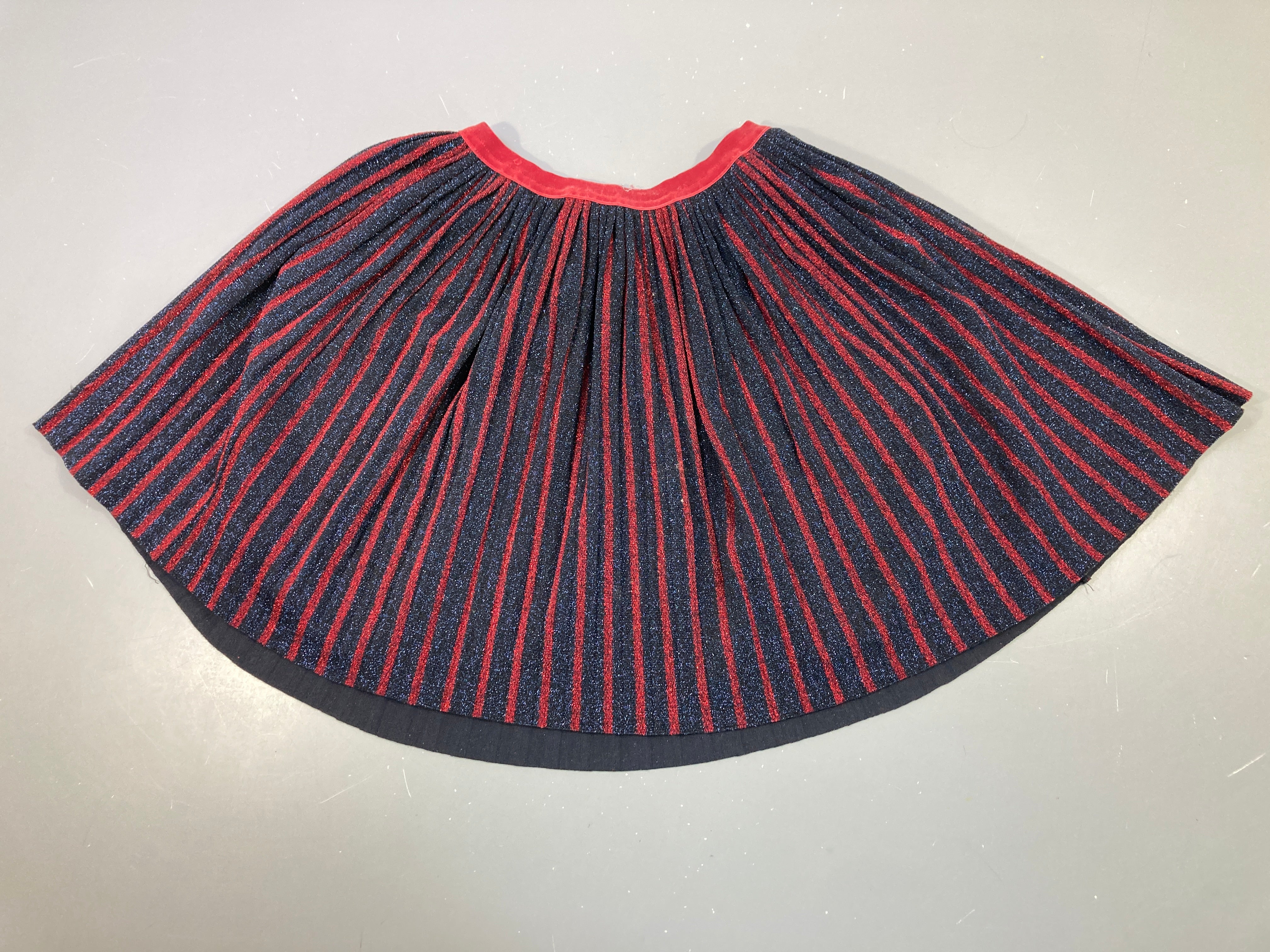 Jupe plissée bleu foncé pailletée ligné rouge