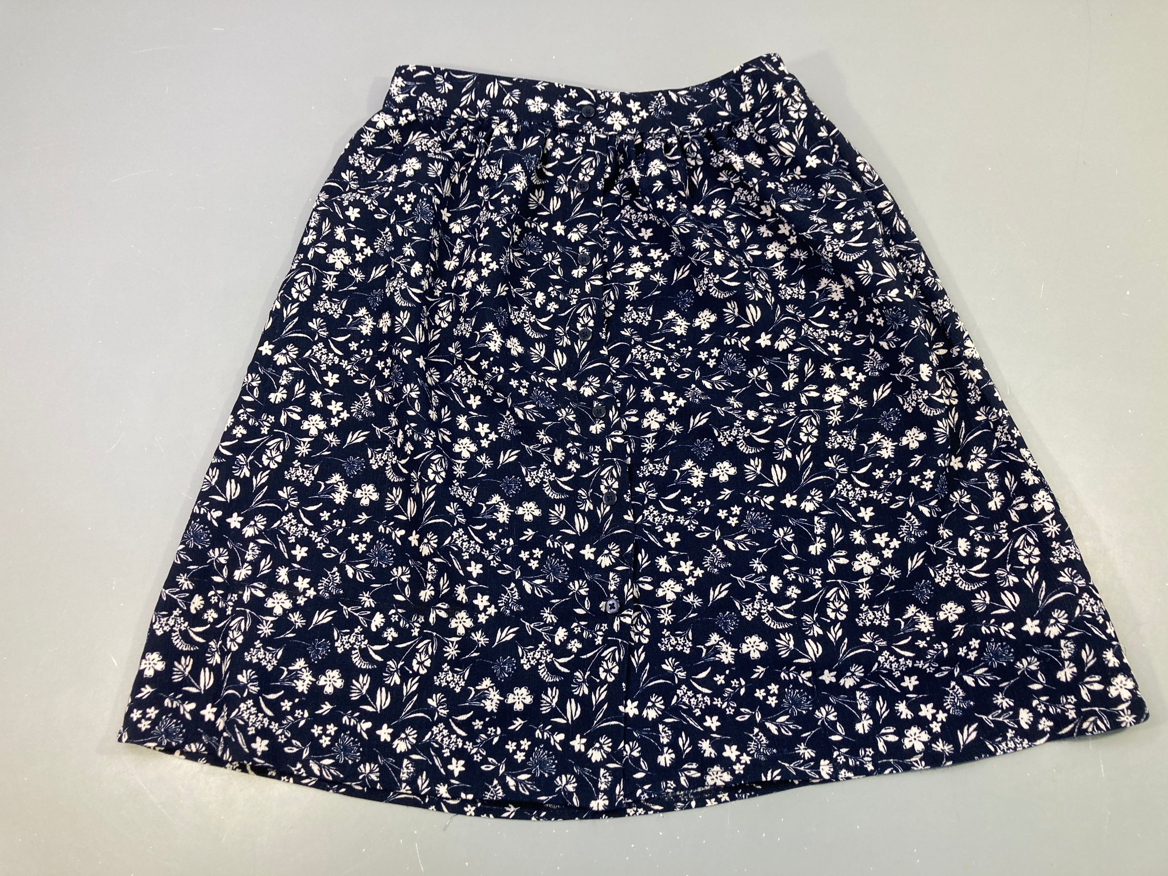 Jupe bleu foncé fleurie