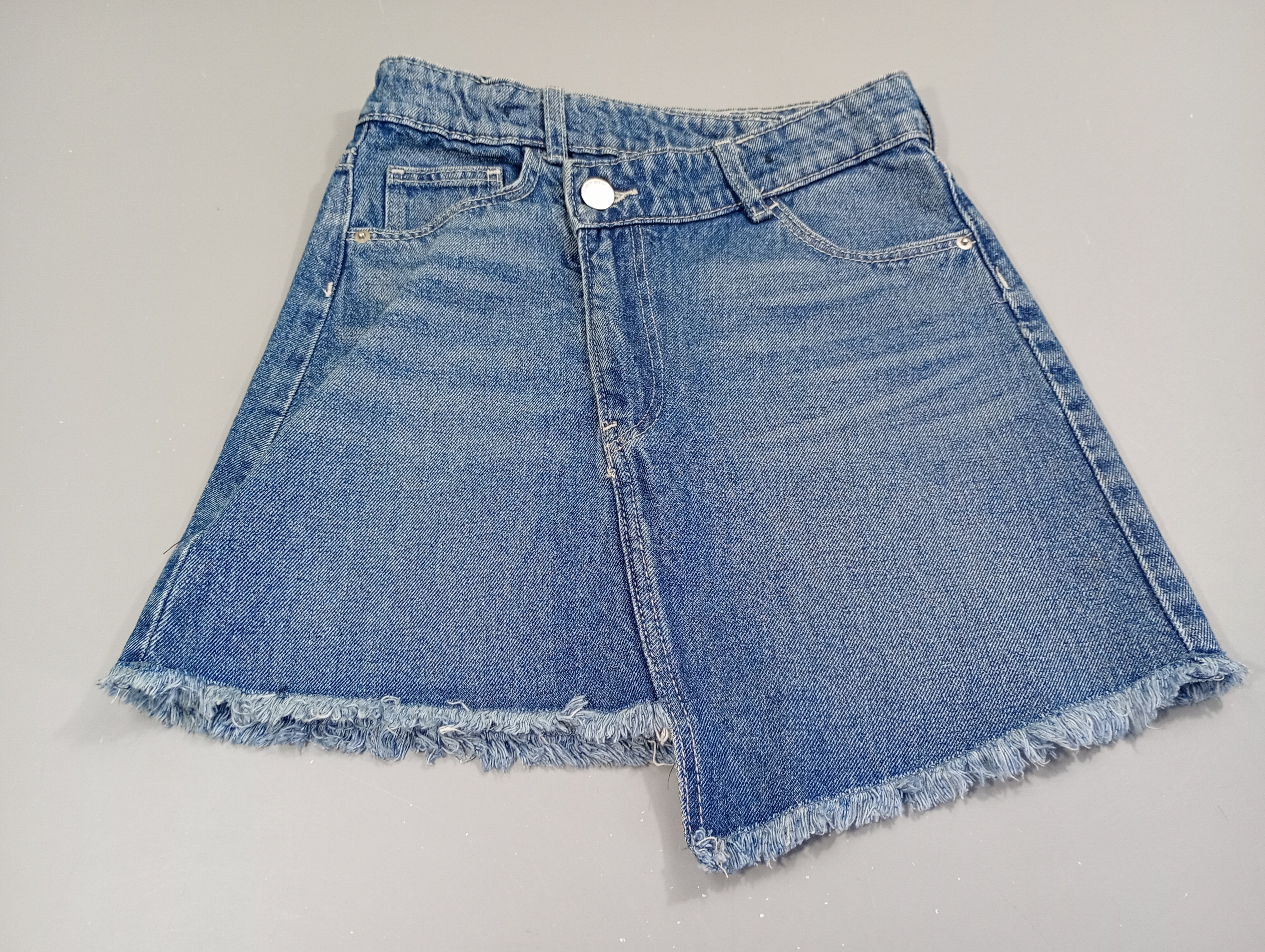 Jupe assymétrique en jean , dessous effiloché