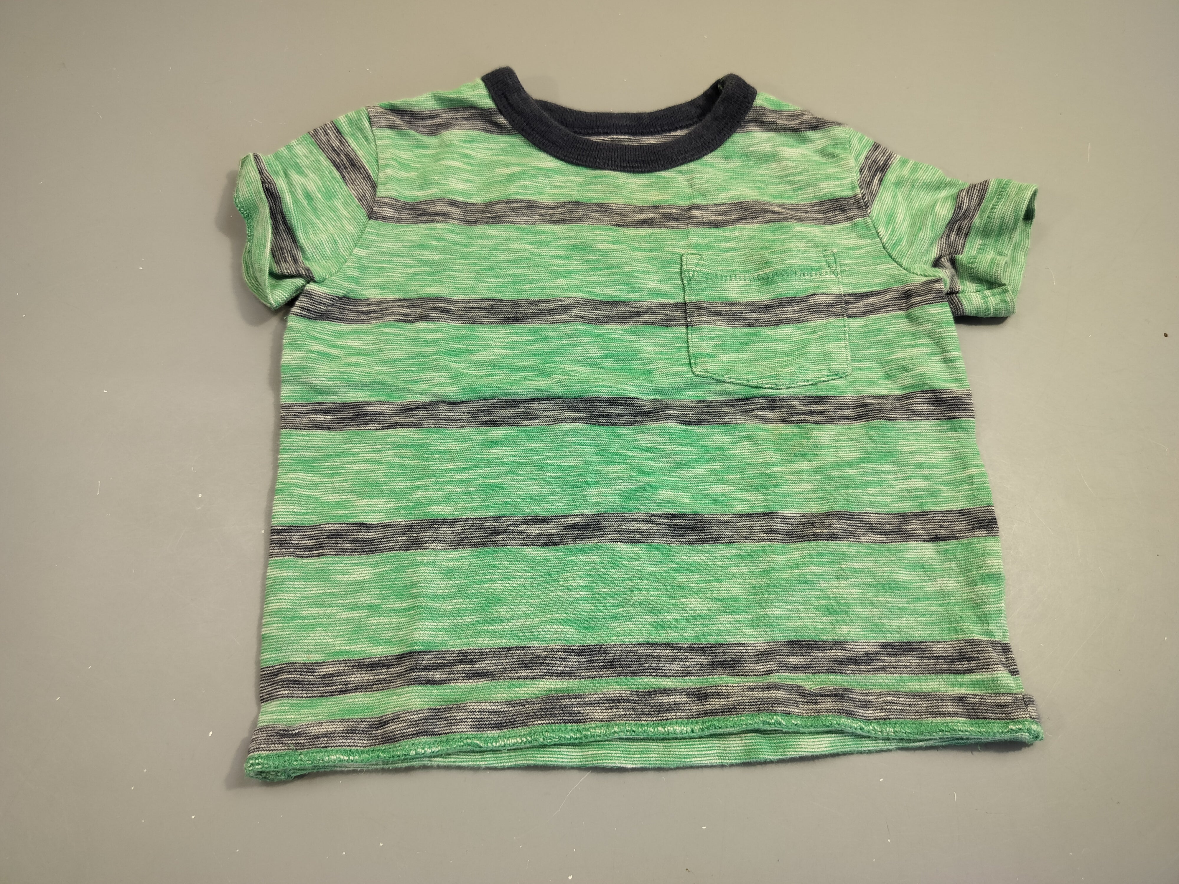 T-shirt m.c vert rayé bleu marine flammé. Pas de taille indiquée, estimée 12m