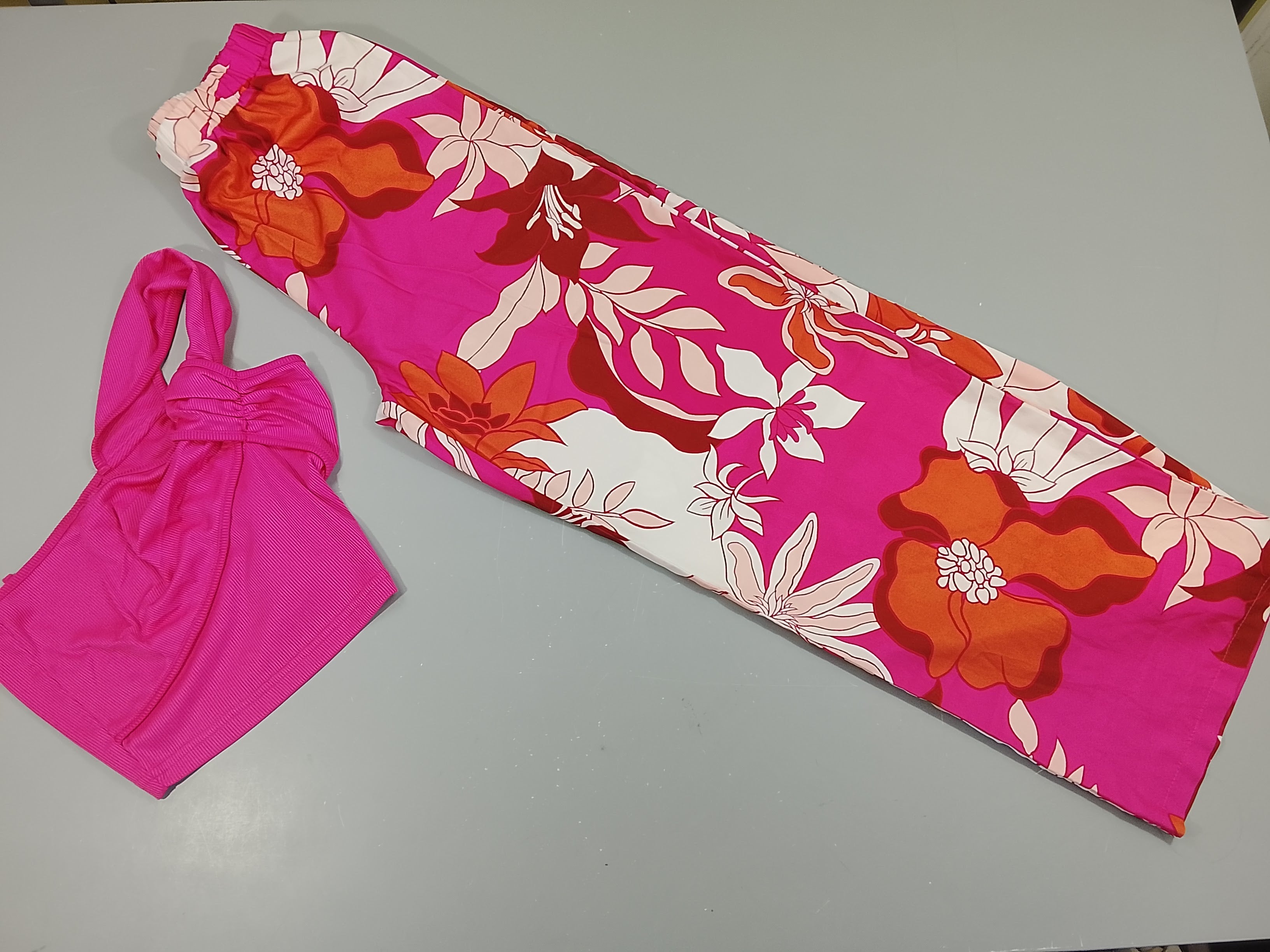 Ensemble Pantalon  satiné blanc  à fleurs rose orange + top rose  1 épaule dénudée