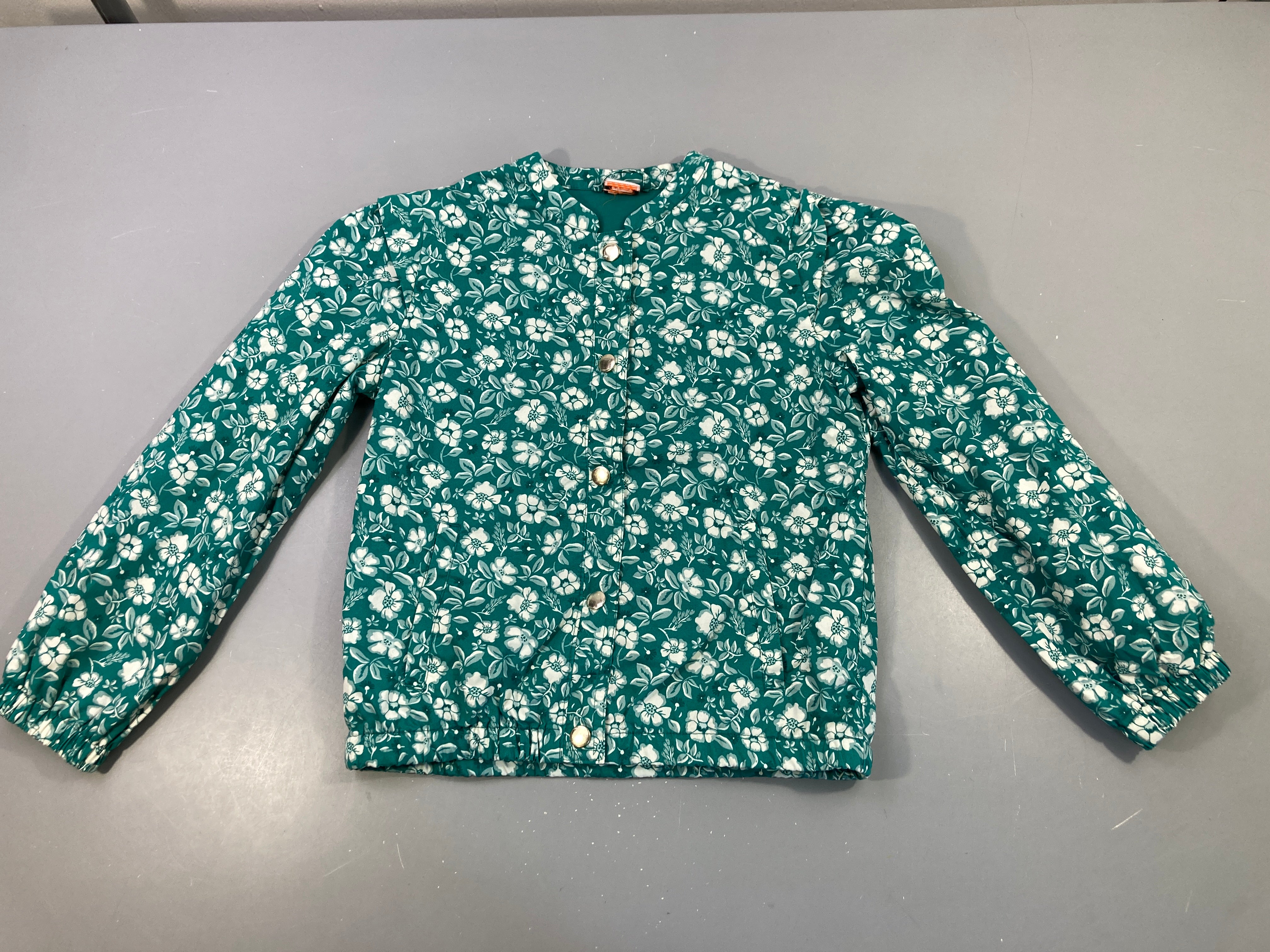 Veste verte fleurie pressions