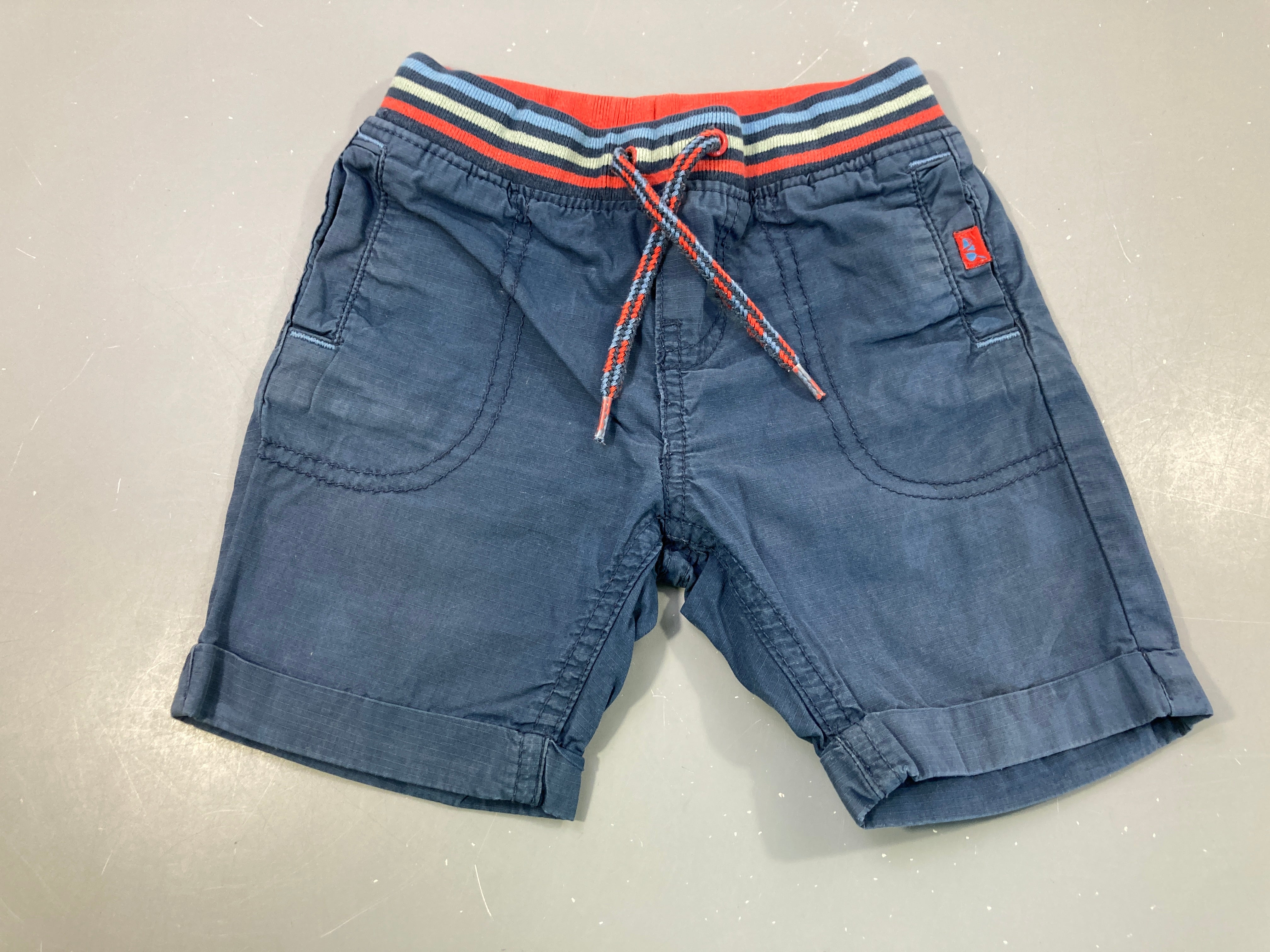 Bermuda bleu foncé revers taille élastique