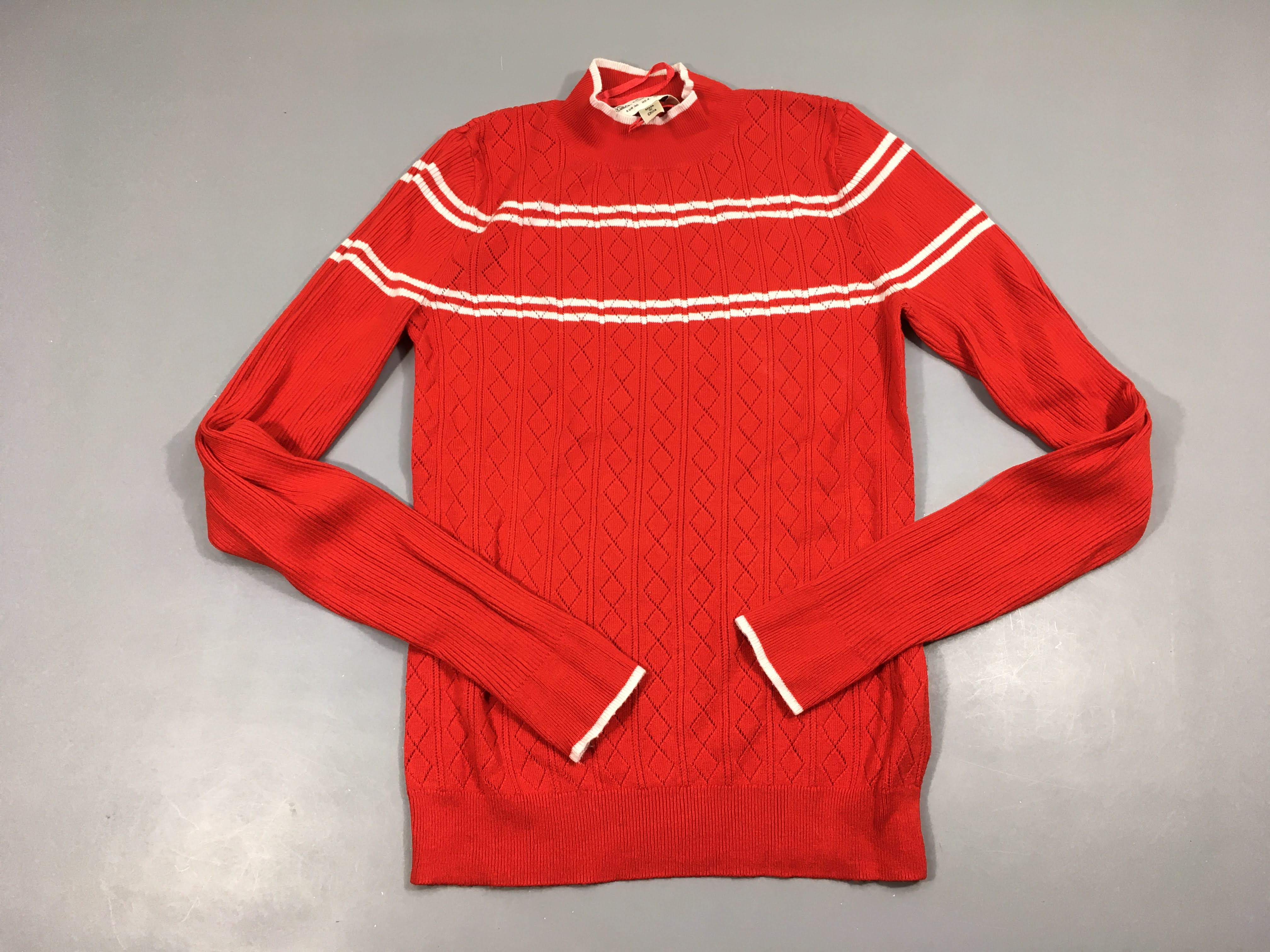 Pull rouge rayé blanc col montant ajouré