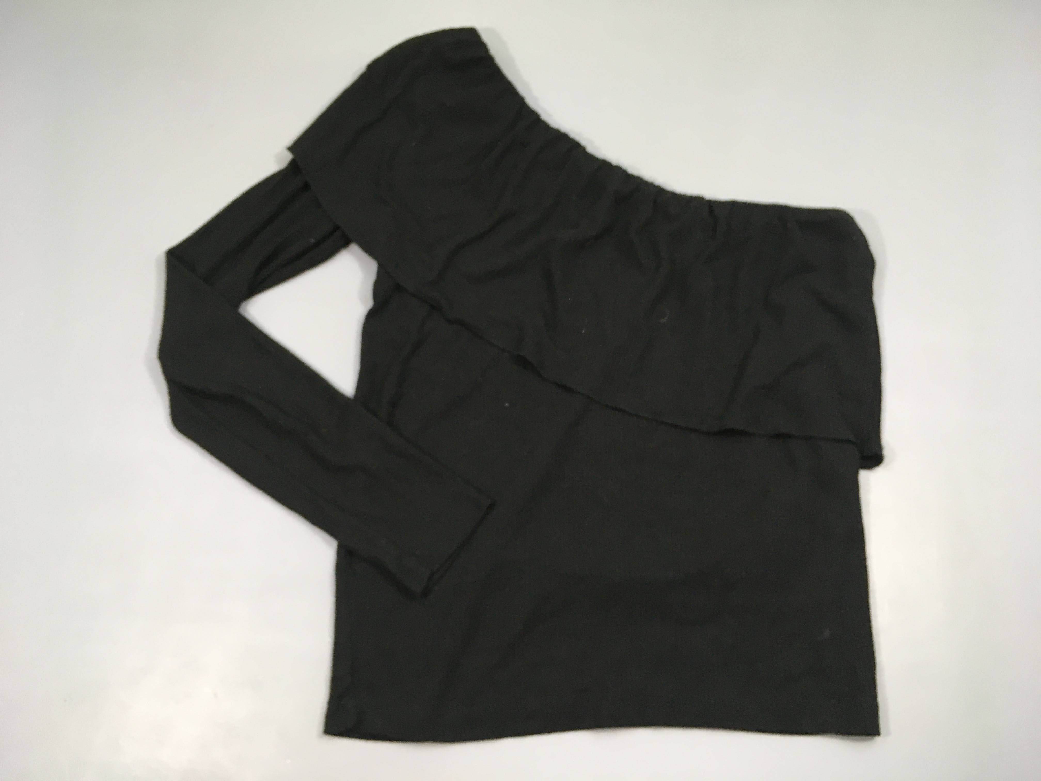 T-shirt m.l noir côtelé une épaule dénudée